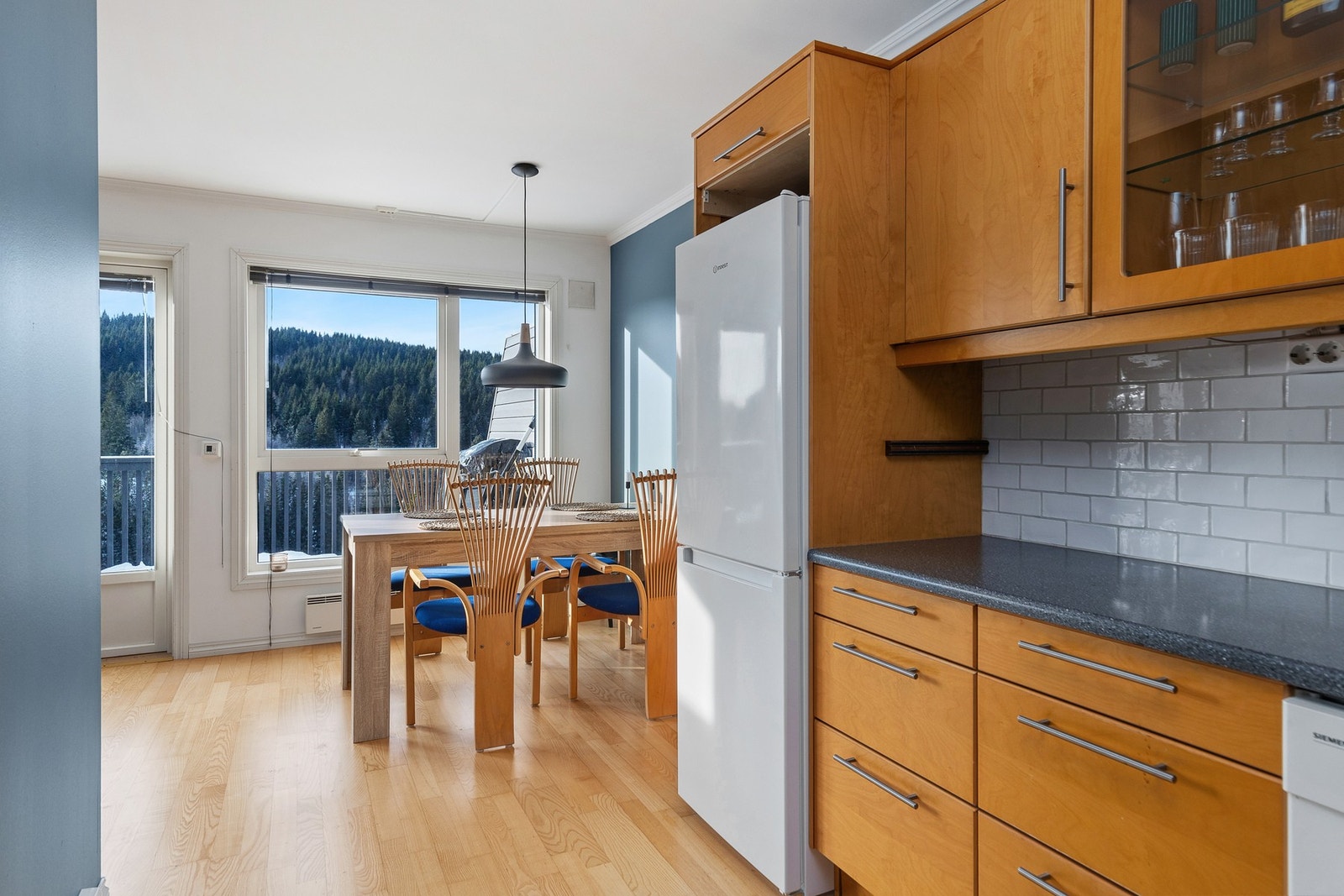 Hyggelig spisestue i forbindelse med kjøkkenet. Galleribilde