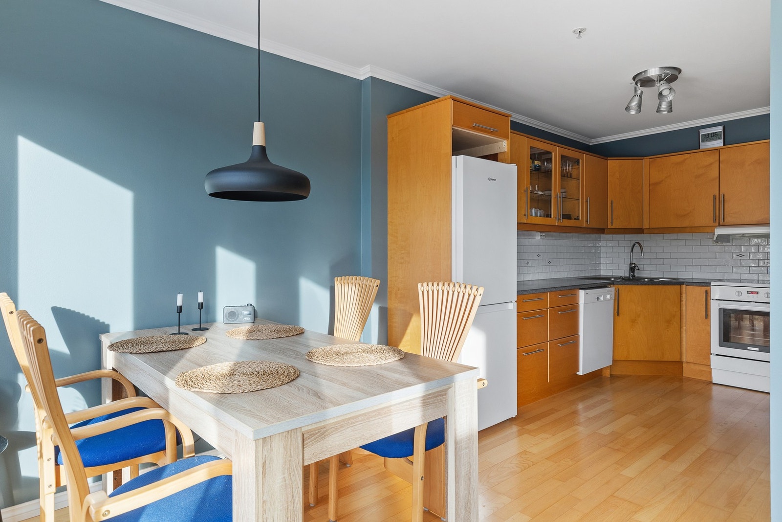 Romslig og funksjonelt kjøkken med god lagringsplass. Galleribilde