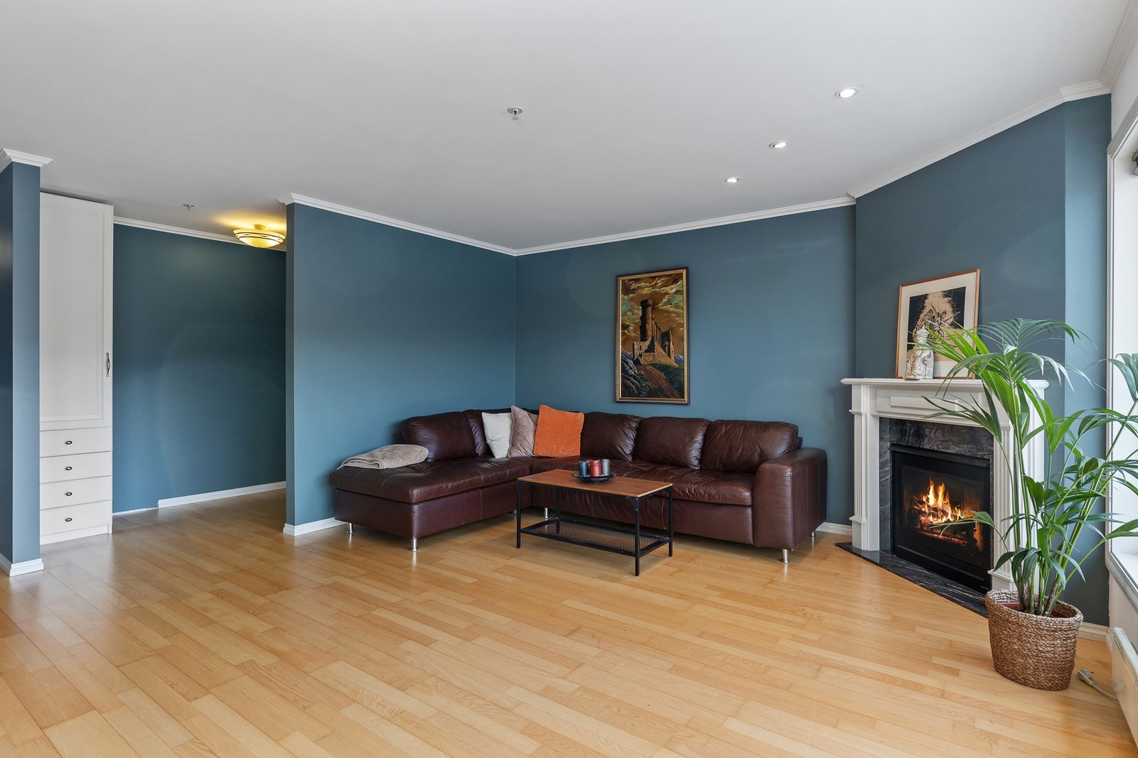 Luftig og innbydende stue-/kjøkkenløsning på 34 kvm med downlights og gasspeis. Galleribilde