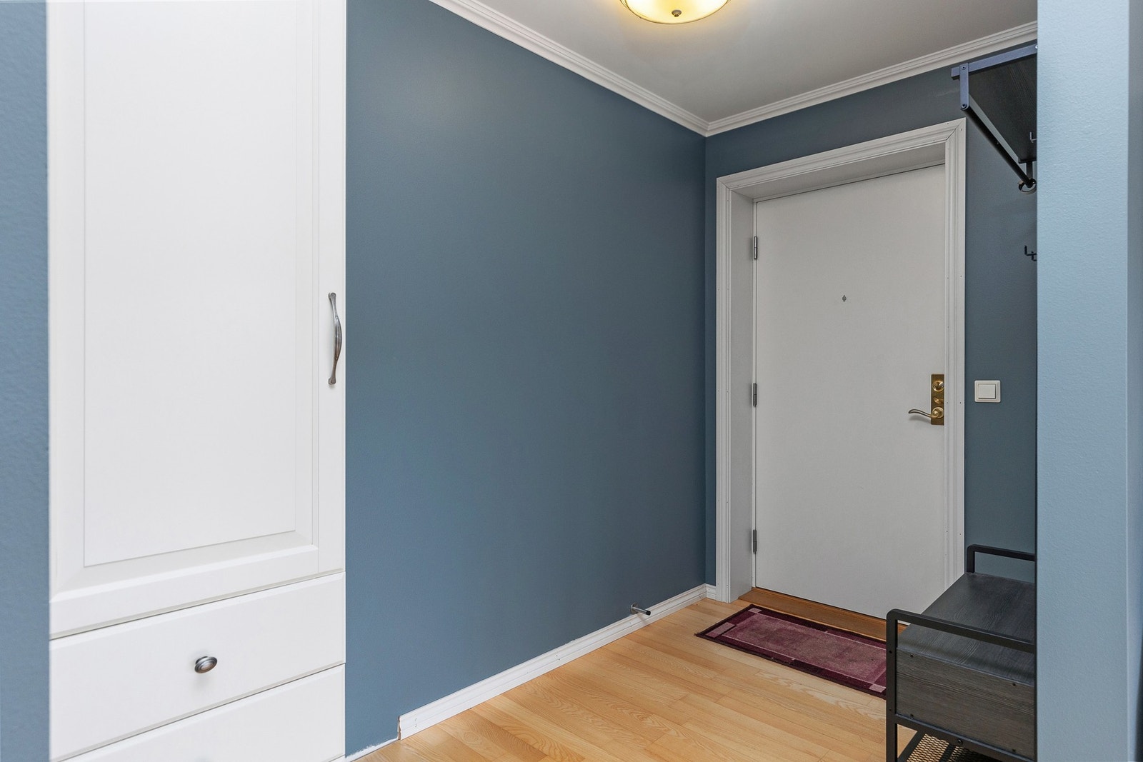 Hyggelig entré med god plass til klesoppheng. Galleribilde