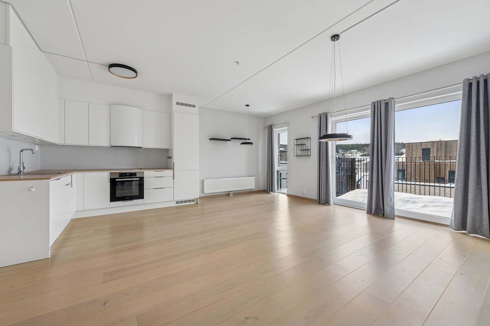 Åpen stue kjøkenløsning med plass til spisebord Galleribilde