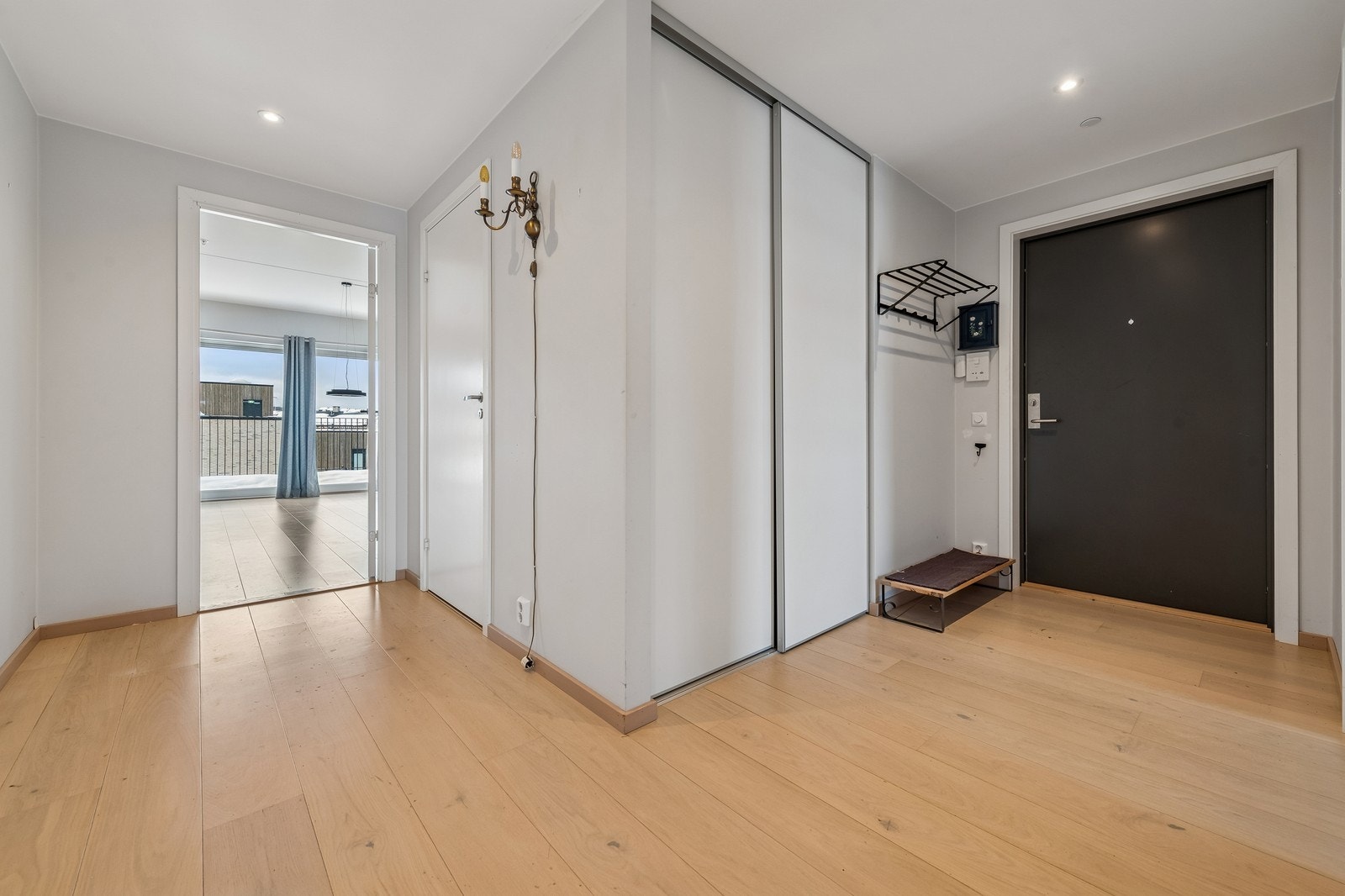 Flott entré med skyvedørsgarderobe Galleribilde