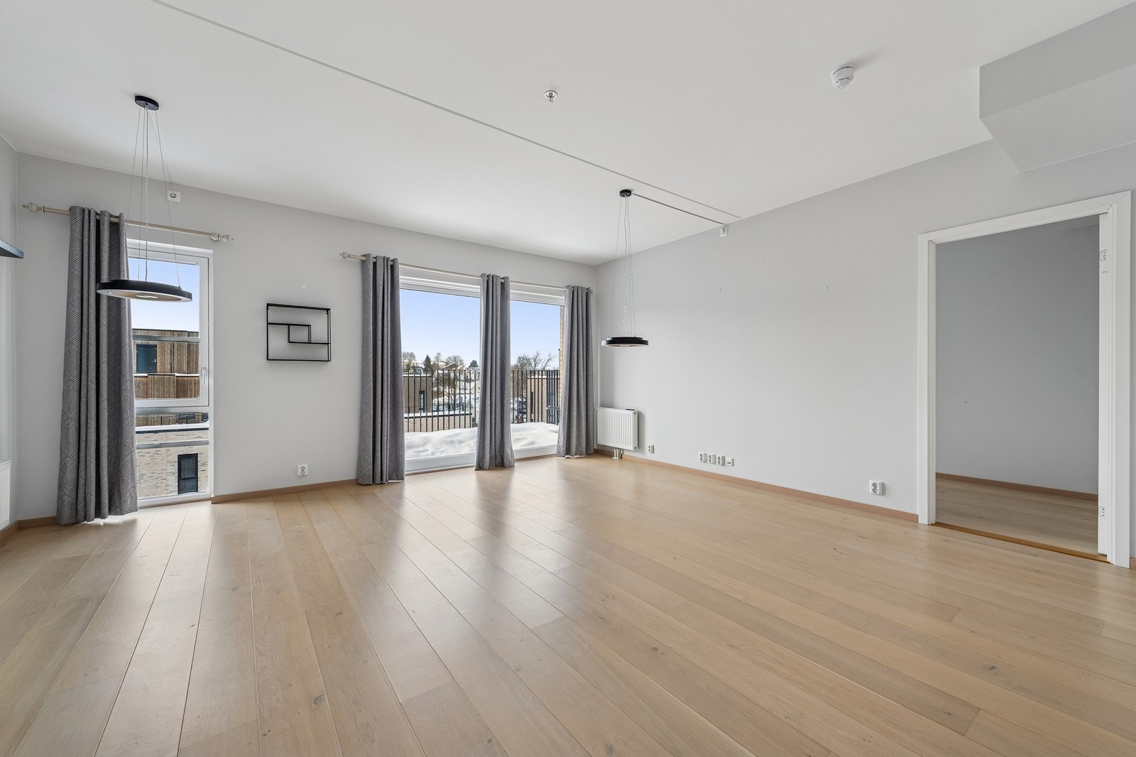 Stor stue med utgang til balkong og dør inn til soverom 3 Galleribilde