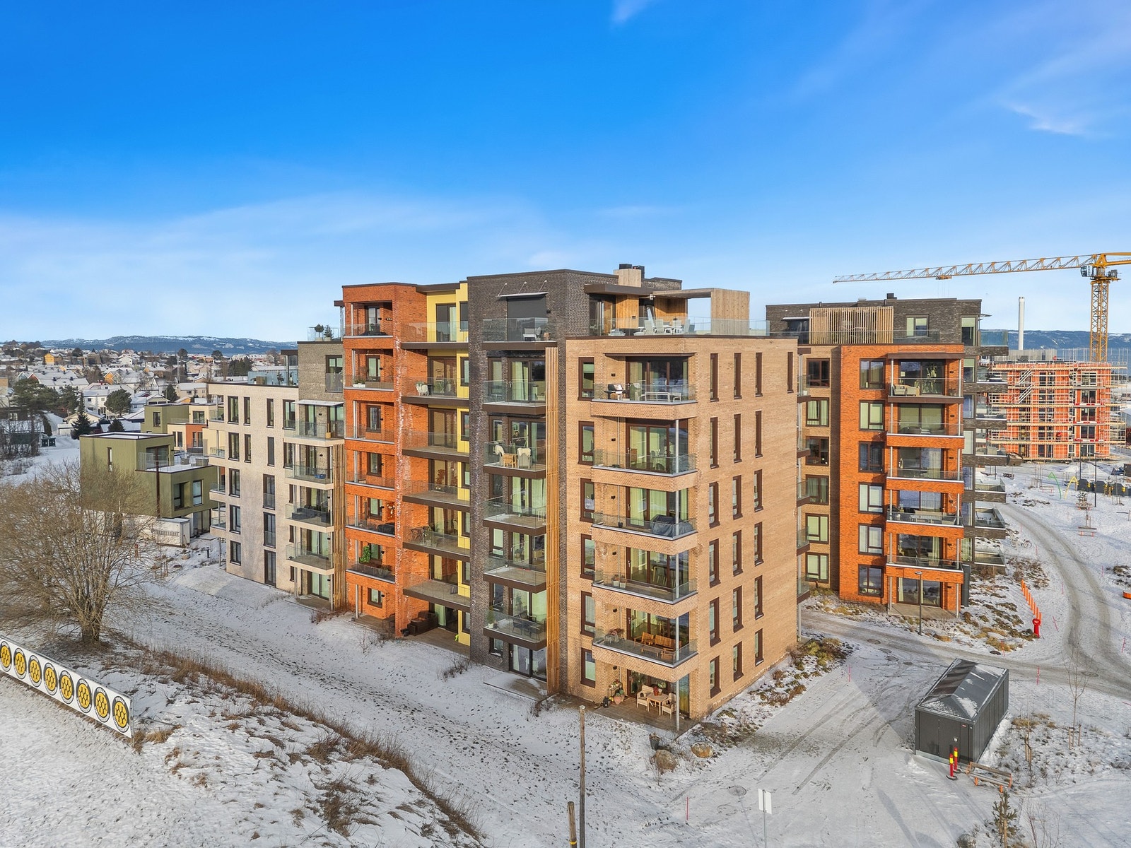 Leiligheten ligger i den nye bydelen på Leangen, i den gamle travbanens søndre sving og grenser til idrettsparken i sør og det planlagte torget og gågata i nord. Galleribilde