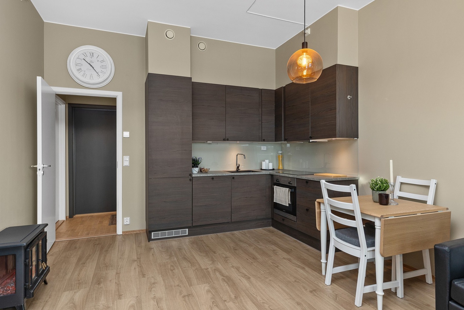 Kjøkkenet har funksjonell utforming og stilren innredning med mørke fronter. Galleribilde