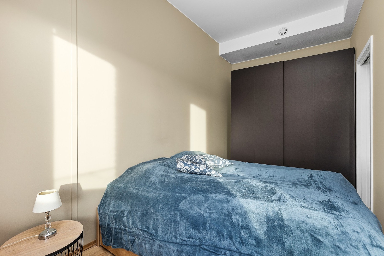 Integrert skyvedørsgarderobe med god oppbevaringsplass. Galleribilde