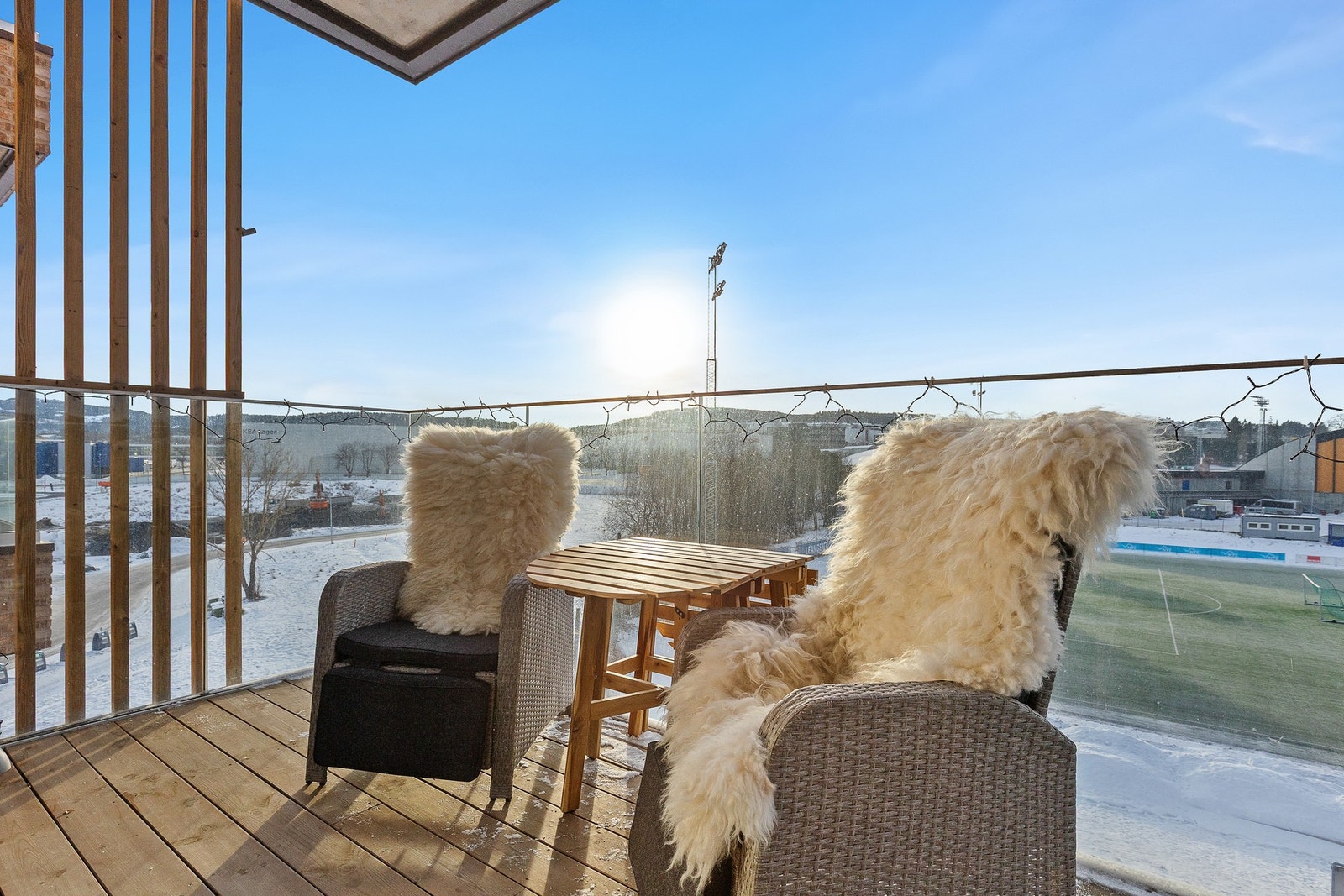 Fra stuen er det direkteutgang til en solrik balkong på 6 kvm. Galleribilde