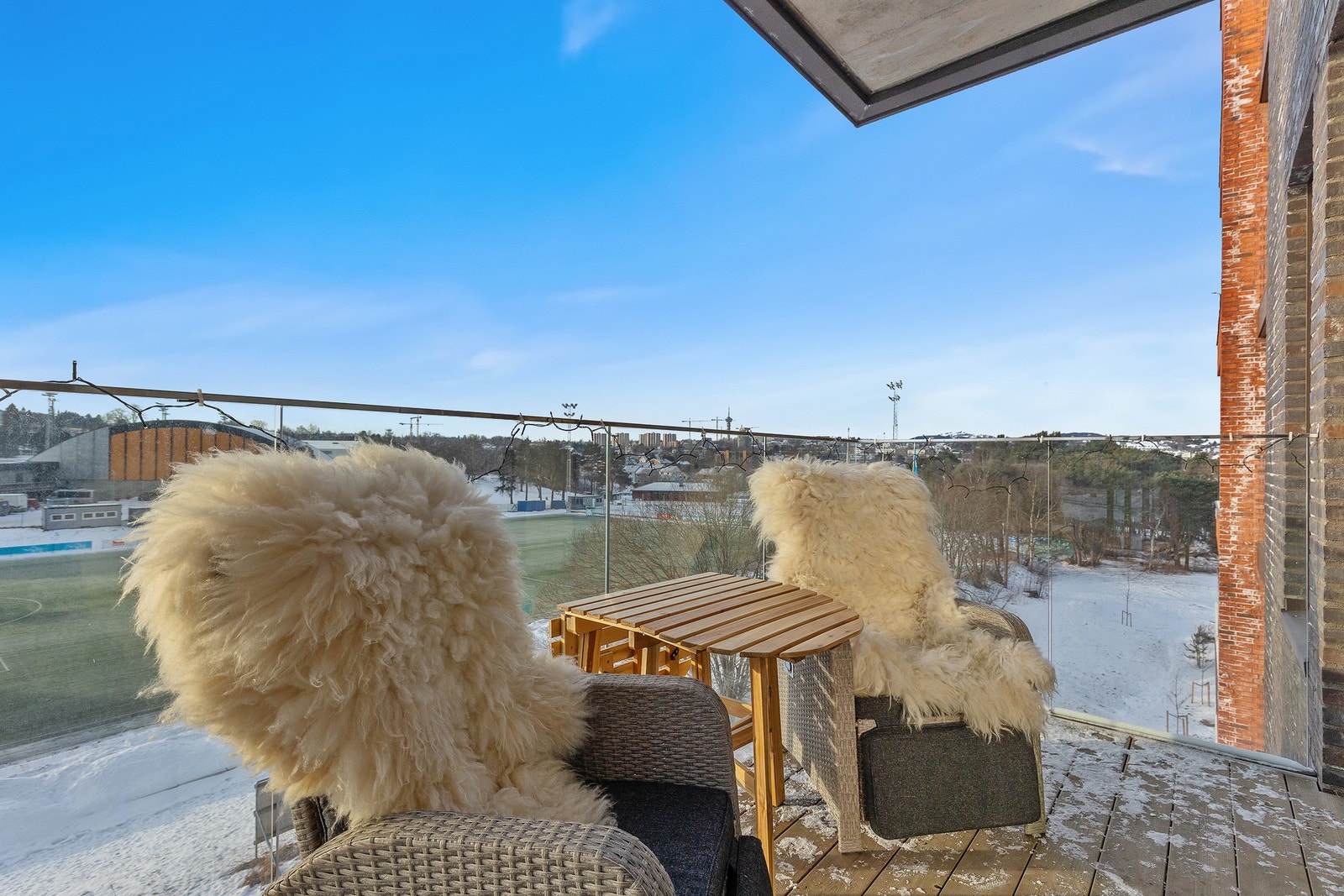 God plass til sittegruppe under takoverbygget. Galleribilde