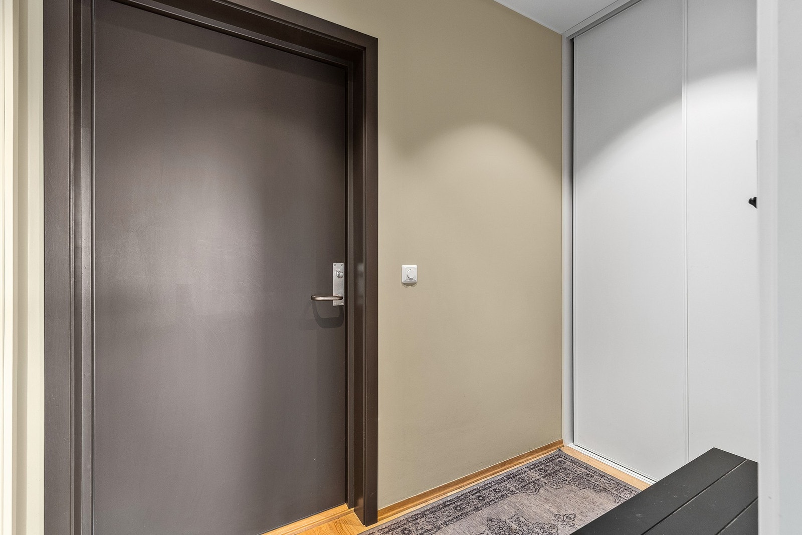 Innbydende, flislagt entré med garderobeskap. Leiligheten disponerer også en bod i kjeller. Galleribilde