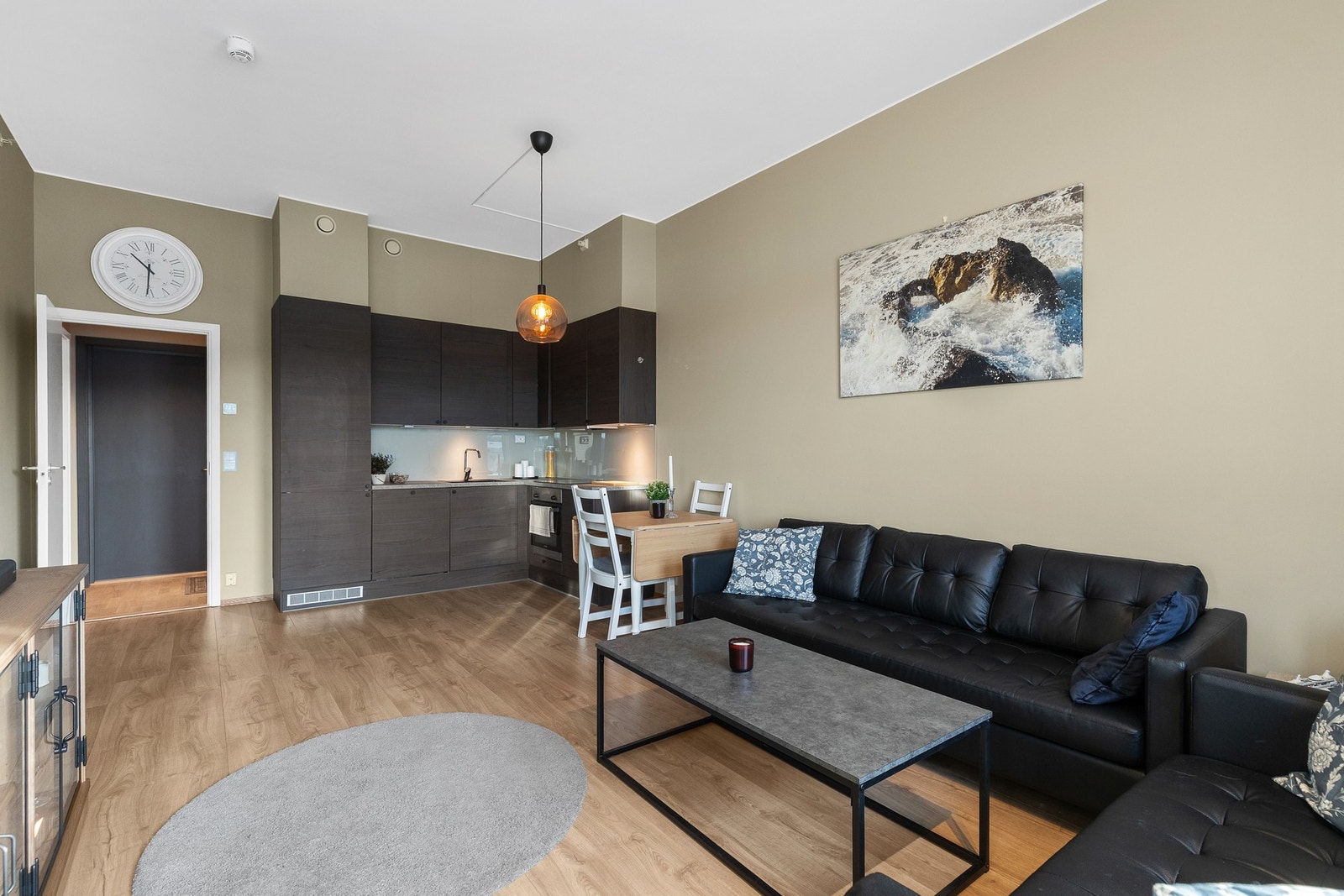 Lys og trivelig stue med god plass tl både sofahjørne og spisebord. Galleribilde