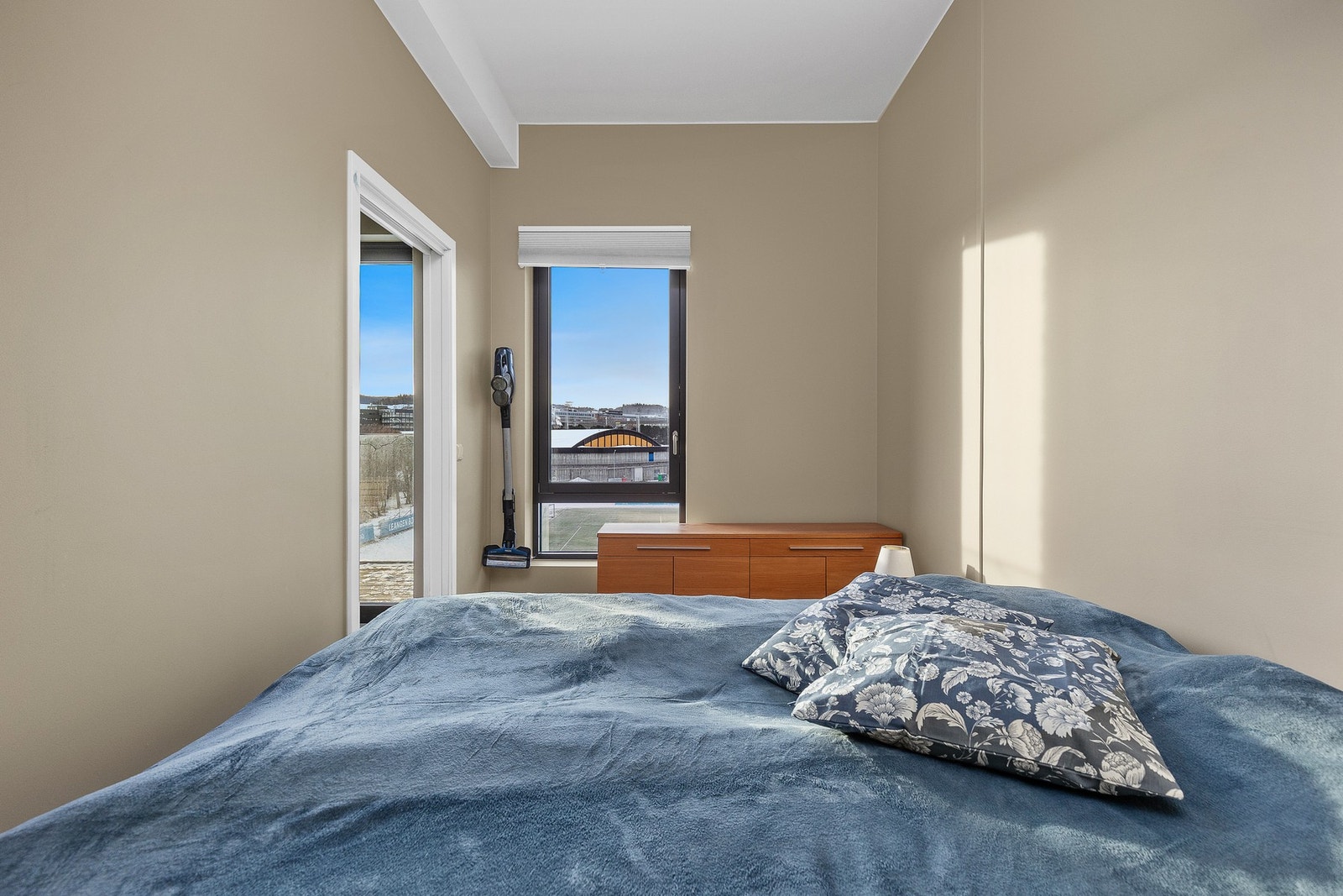 Soverom på 11 kvm malt i en delikat og tidløs beige farge. Galleribilde