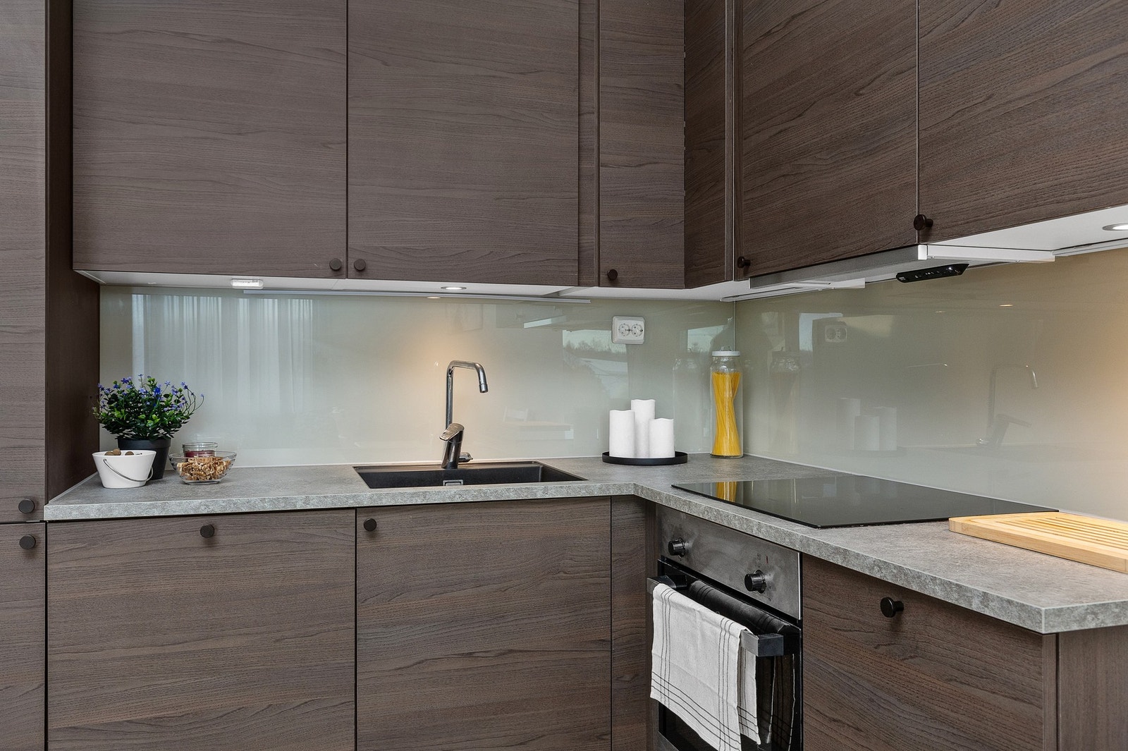 God skapplass og godt belyste arbeidsflater med spotter under overskap. Galleribilde