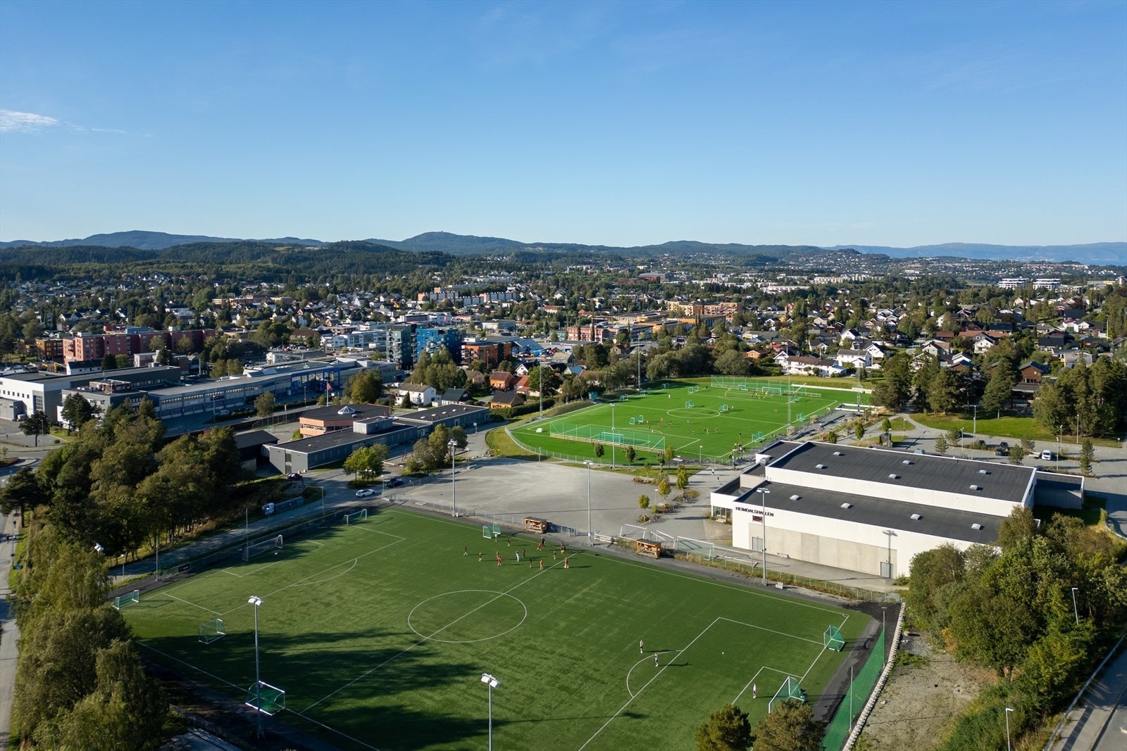 Like ved boligen har du Heimdalshallen og fotballbaner. Dette ligger like ved barneskolen. Galleribilde