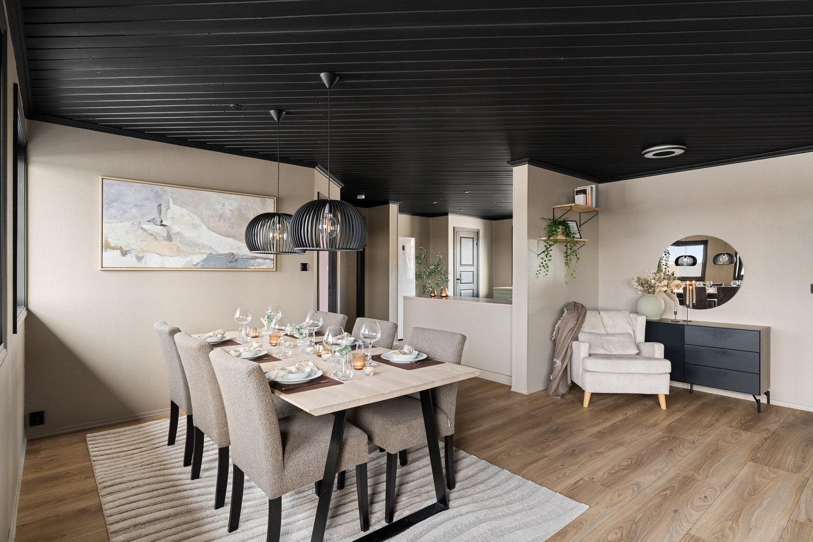 En stor stue og kjøkkenløsning med store vindusflater gir rommet godt med lys fra flere sider. Galleribilde