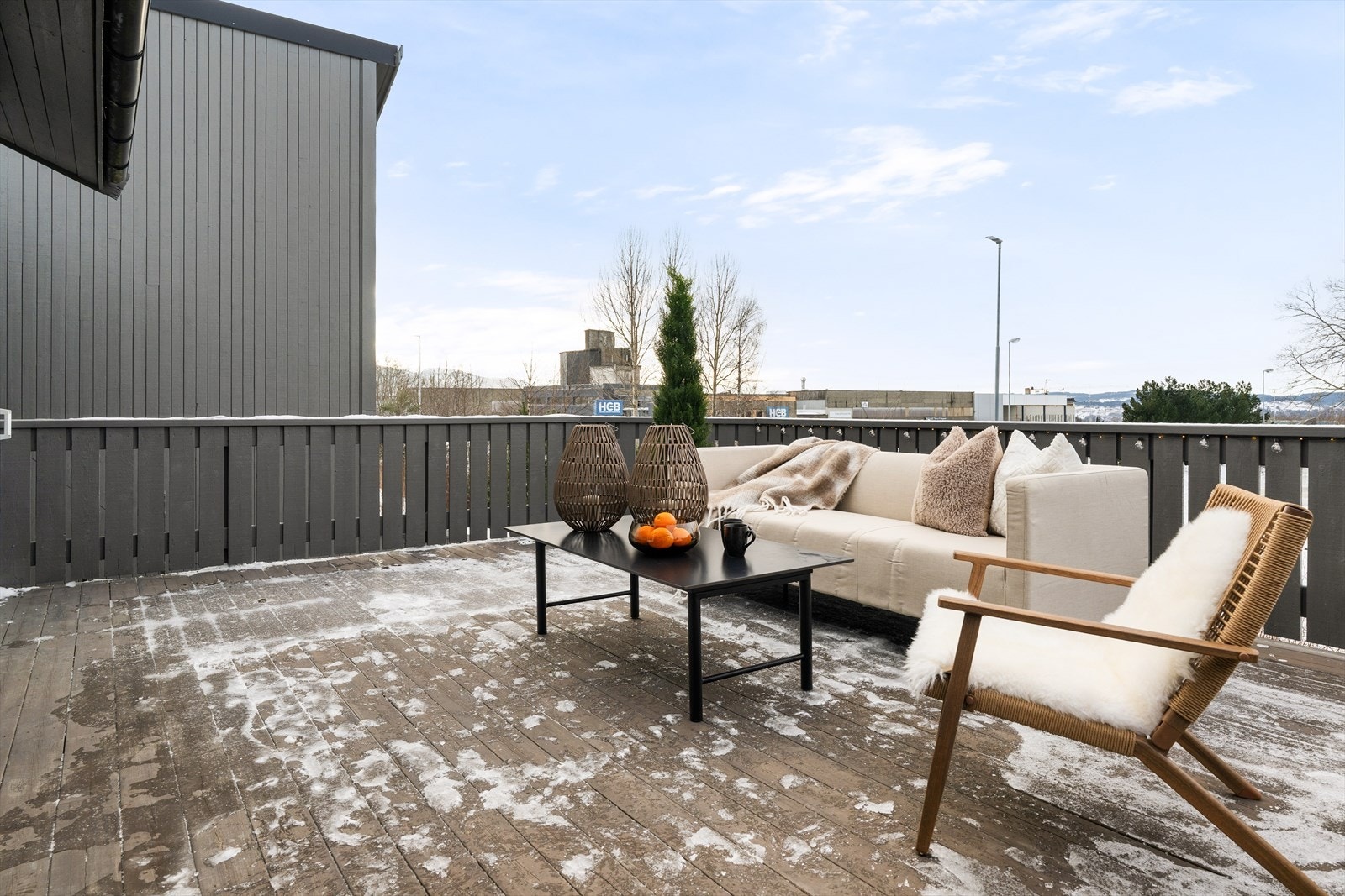 Her har man rikelig med plass til ute møblement og grill. Galleribilde