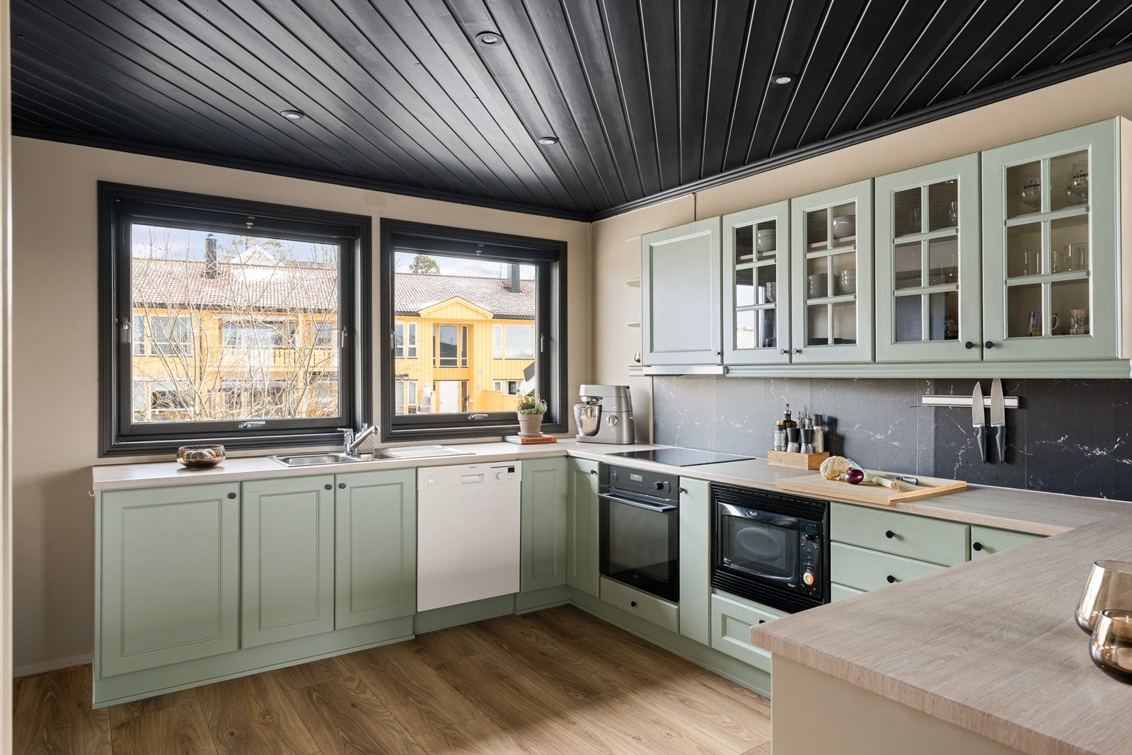 Alle integrertehvitevarer medfølger og det ble installert ny stekeovn og koketopp m/ induksjon i 2024. Galleribilde