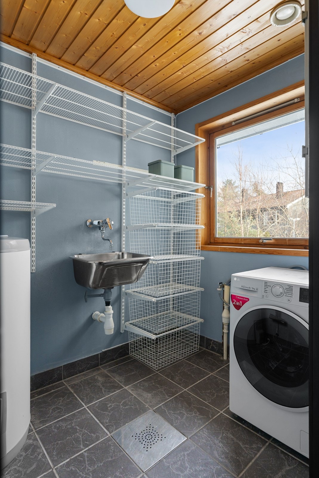 Eget vaskerom med praktisk plassering rett ved inngangsdøren. Galleribilde