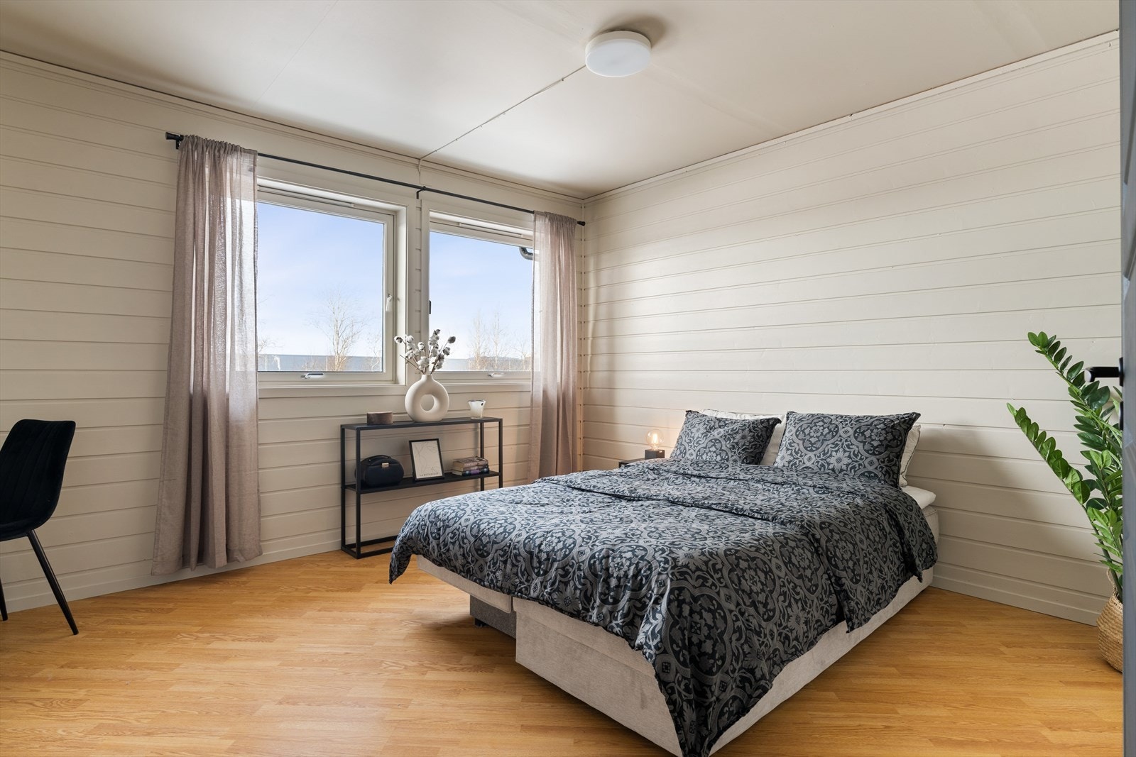 Soverom 3 er på hele 13,5 kvm. Her har man også en praktisk bod for å bruke som oppbevaring eller klesskap. Galleribilde