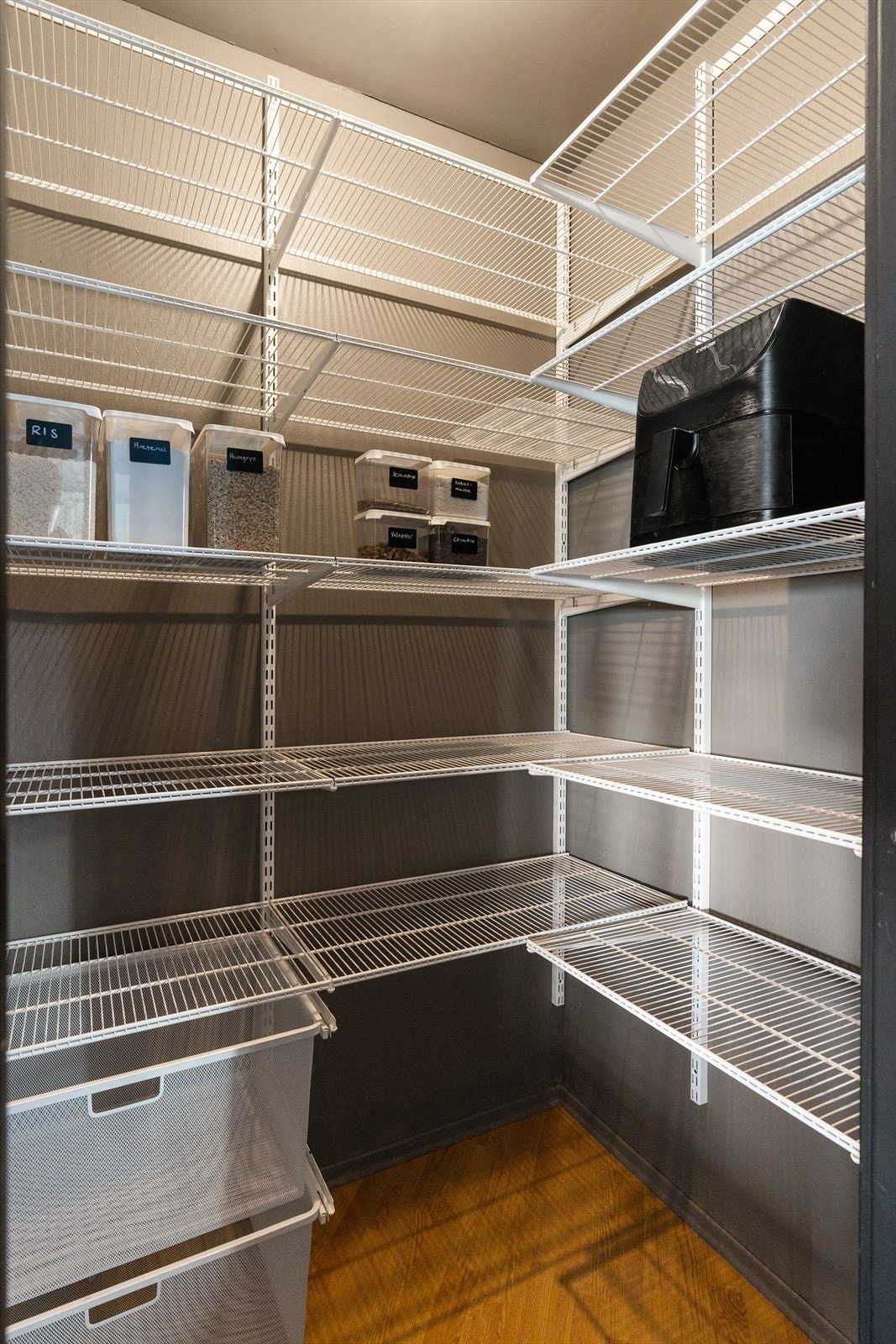 I tilknytning til kjøkkenet er det et spisskammer. Her kan kjøkken redskaper og andre ting stå praktisk plassert. Galleribilde