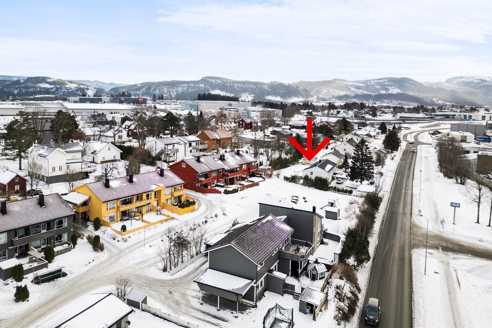 Rett bak boligen har man også en lekeplass. Galleribilde