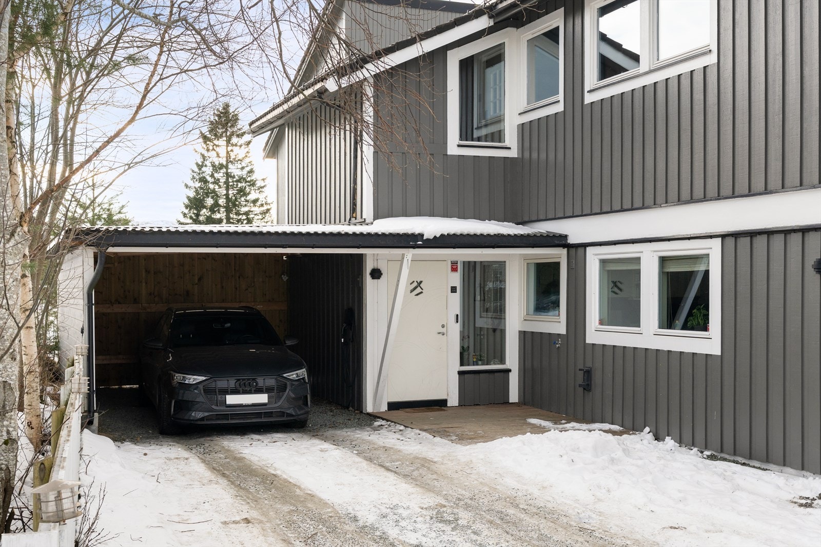 En horisontaldelt tomannsbolig i 2. etasje. Boligen har mye biloppstillingsplasser på eiendommen. Det er montert el bil lader i carport. Carport er ikke søkt og godkjent til kommunen. Galleribilde