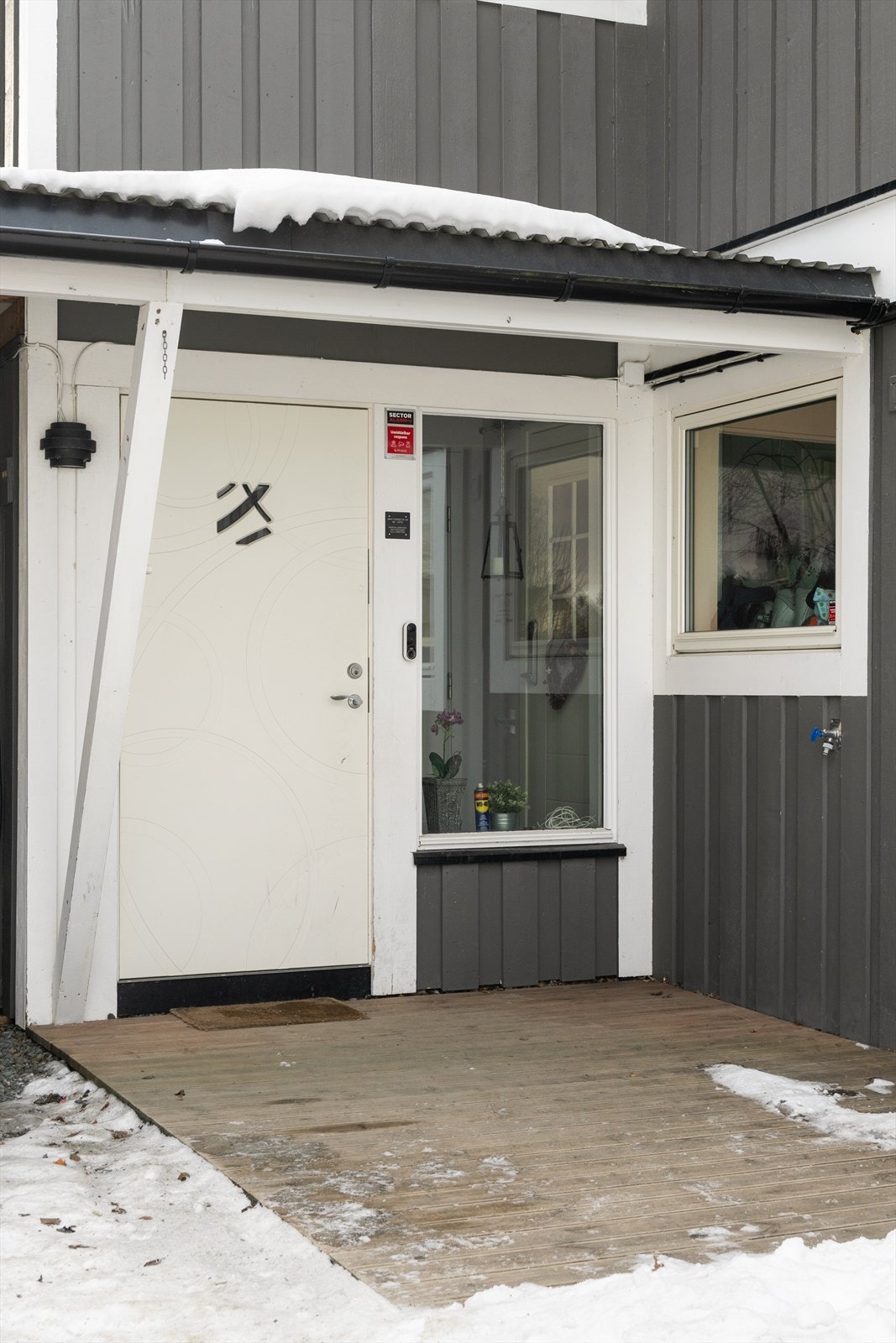Felles inngangsdør for tomannsboligen. Galleribilde