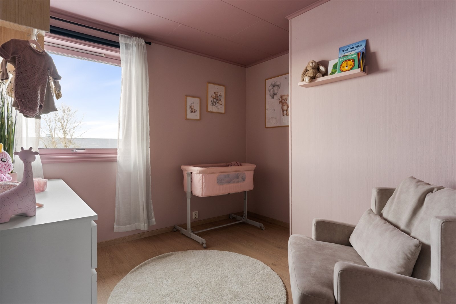 Soverom 1 er på 7,5 kvm med helt nytt gulv fra 2025. Galleribilde