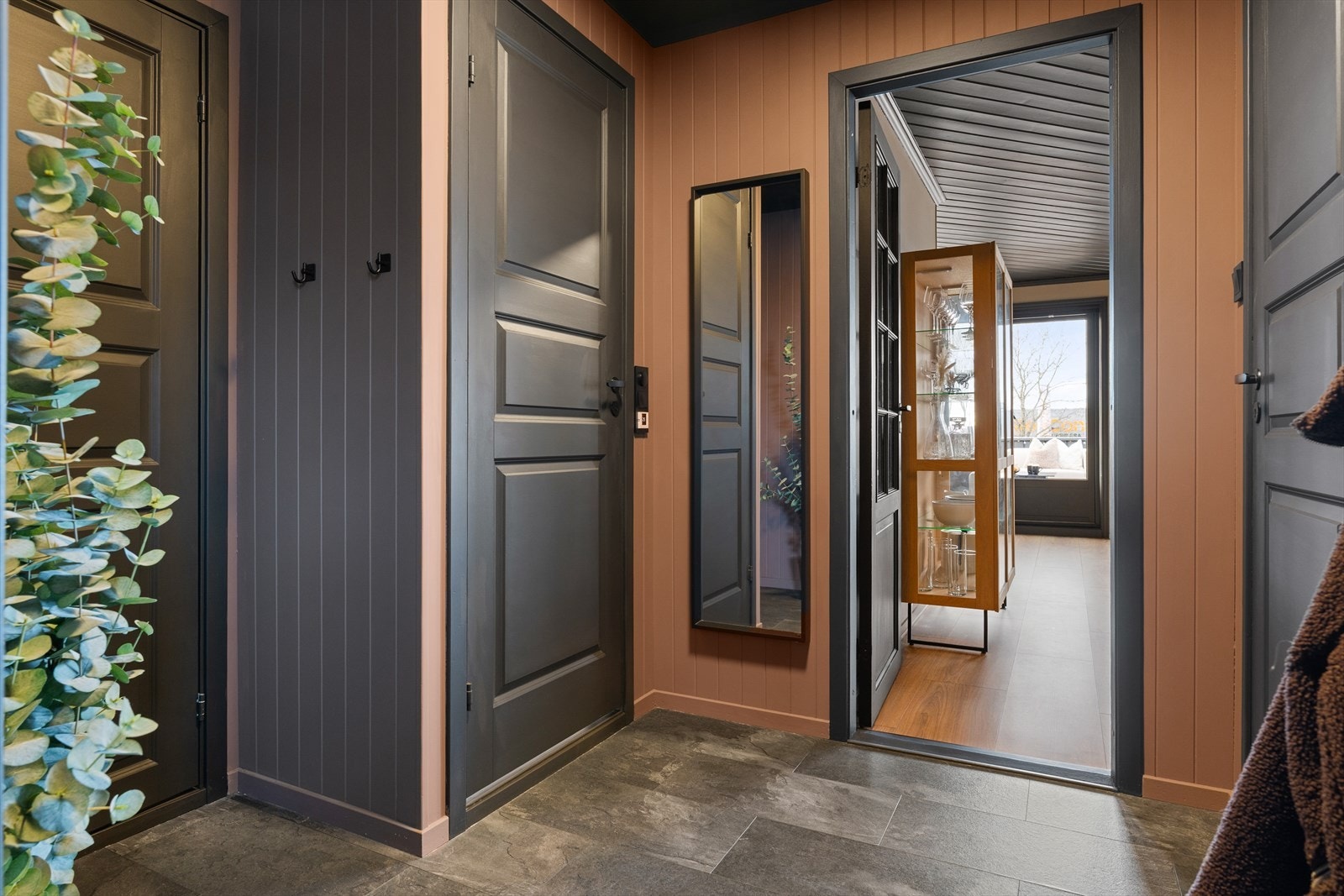 Velkommen inn! Boligen har praktisk toalett, vaskerom og bad ved gangen før boligen deles inn i stue, kjøkken og 3 soverom. Galleribilde