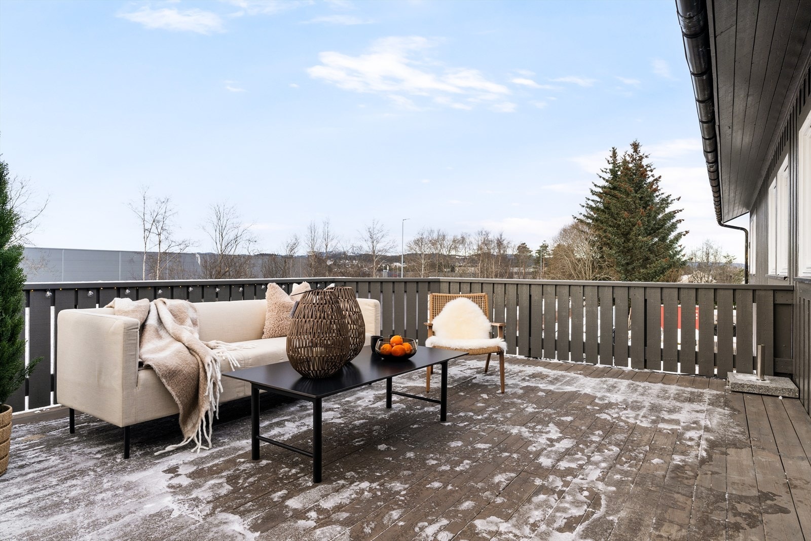 På sommertider er det en naturlig forlengelse av stuen med sol fra tidlig formiddag til sen kveld. Galleribilde