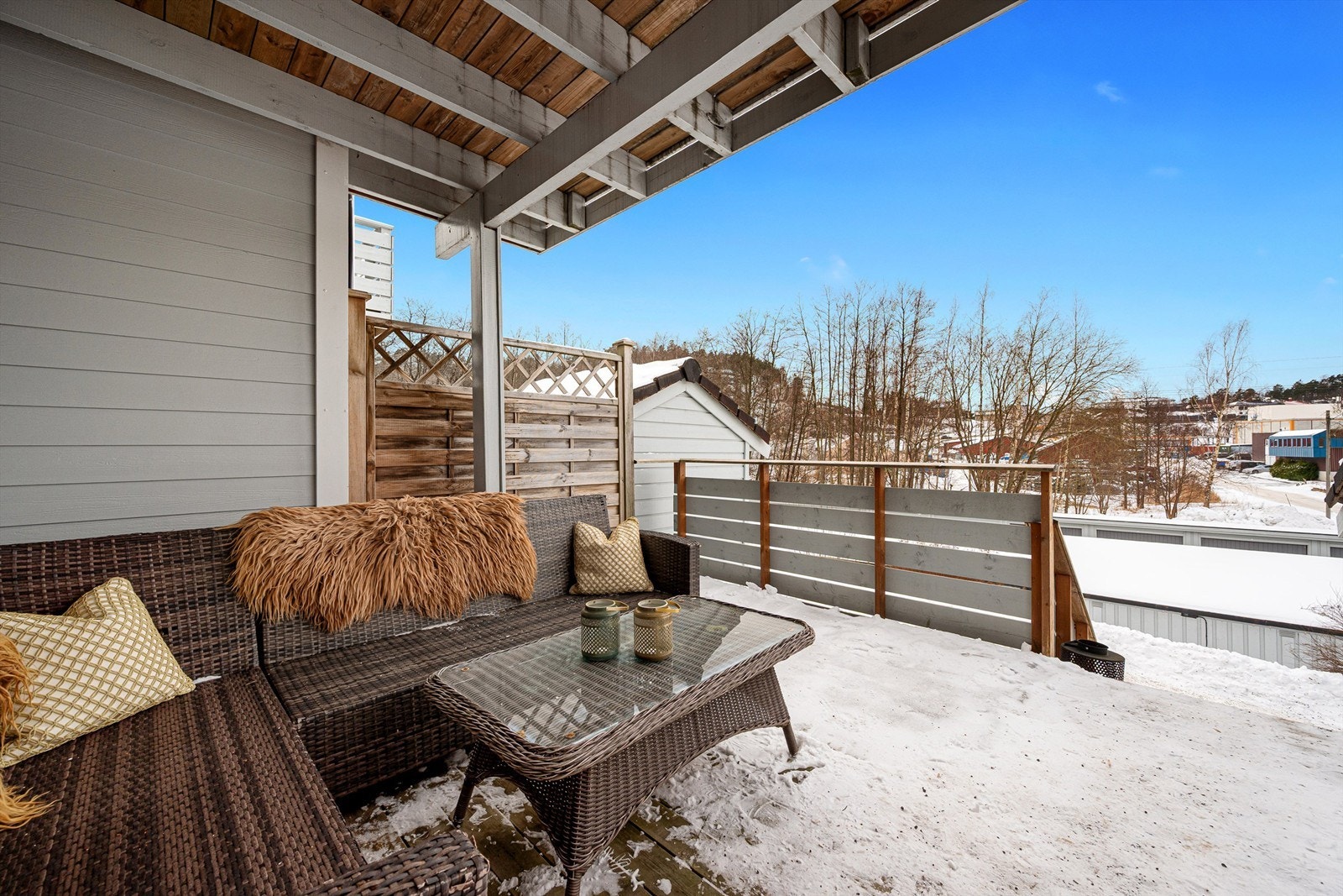 God plass til sittegruppe ved inngangsparti Galleribilde