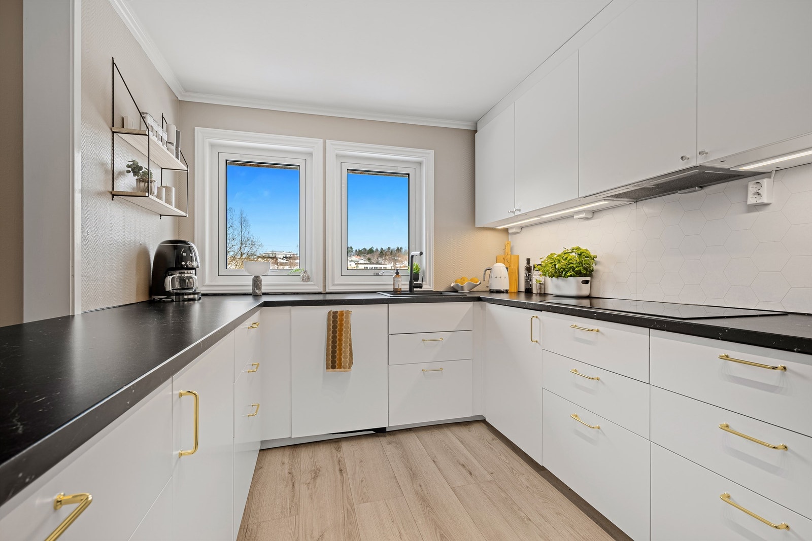 Gode vindusflater som slipper inn mye naturlig lys Galleribilde