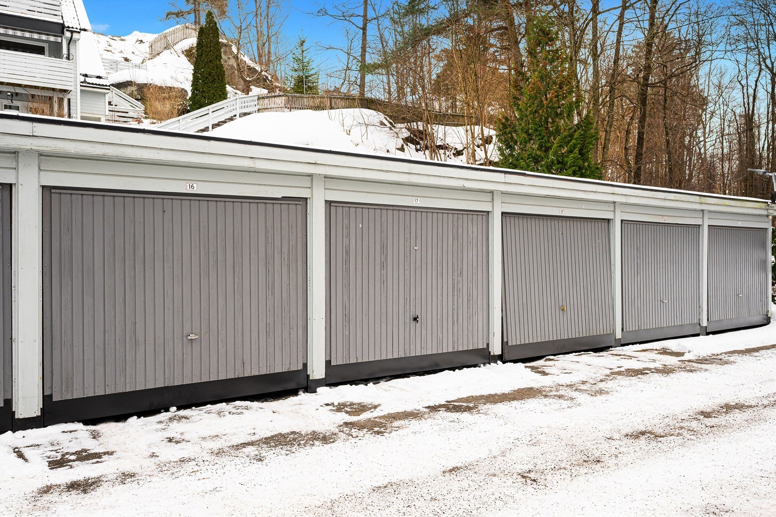 En garasje med el. port og elbil lader følger med Galleribilde