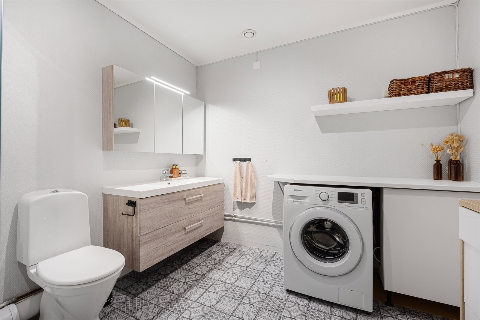 Pent og funksjonelt bad/vaskerom Galleribilde