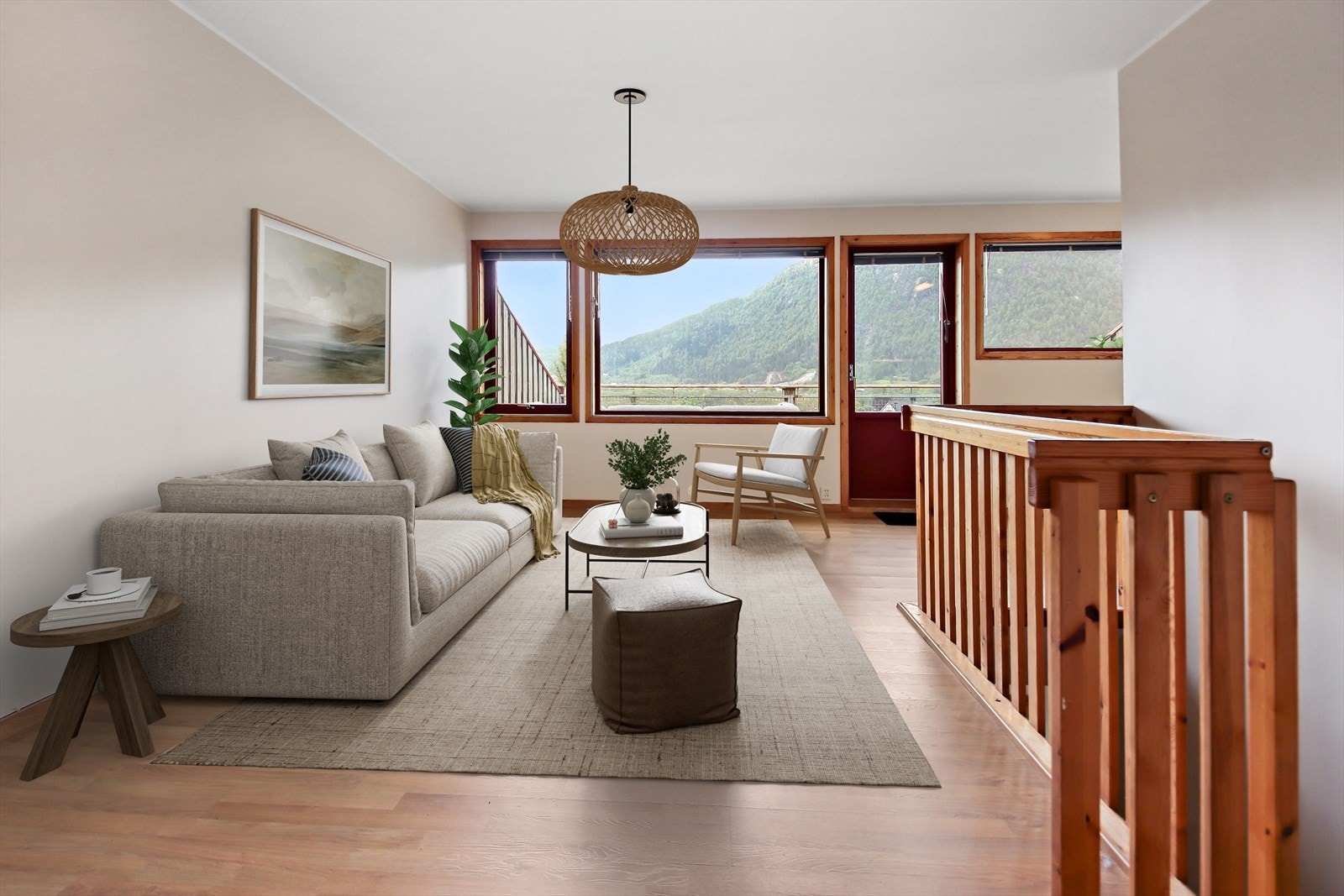 Boligen går over 2 plan og inneholder vindfang, stue og kjøkken i 1. etasje. Underetasjen består av 2 soverom, bad/vaskerom, toalett, bod og gang. (Bildet er møblert digitalt) Galleribilde