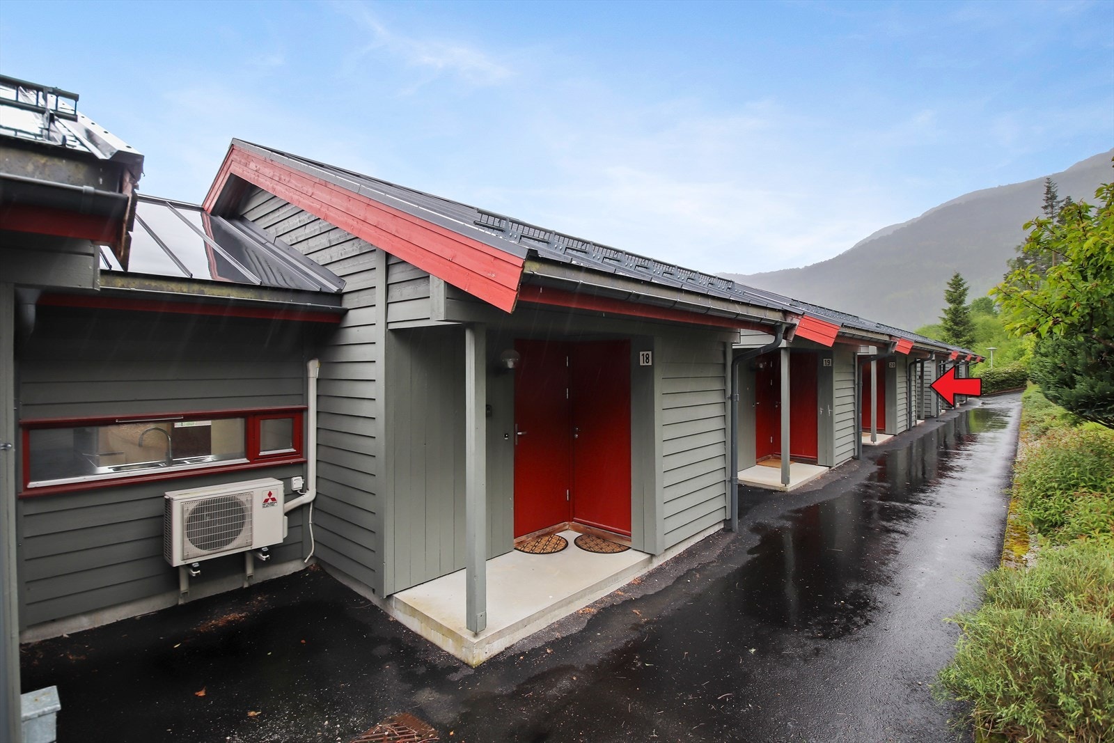 Takoverbygget inngangsparti med utebod på 4 kvm. Galleribilde