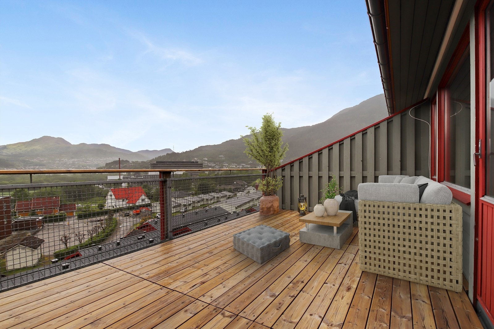 Fra stue/kjøkken er det utgang til en sørvestvendt terrasse på hele 20 kvm. Gode solforhold og flott utsikt! (Bildet er møblert digitalt) Galleribilde