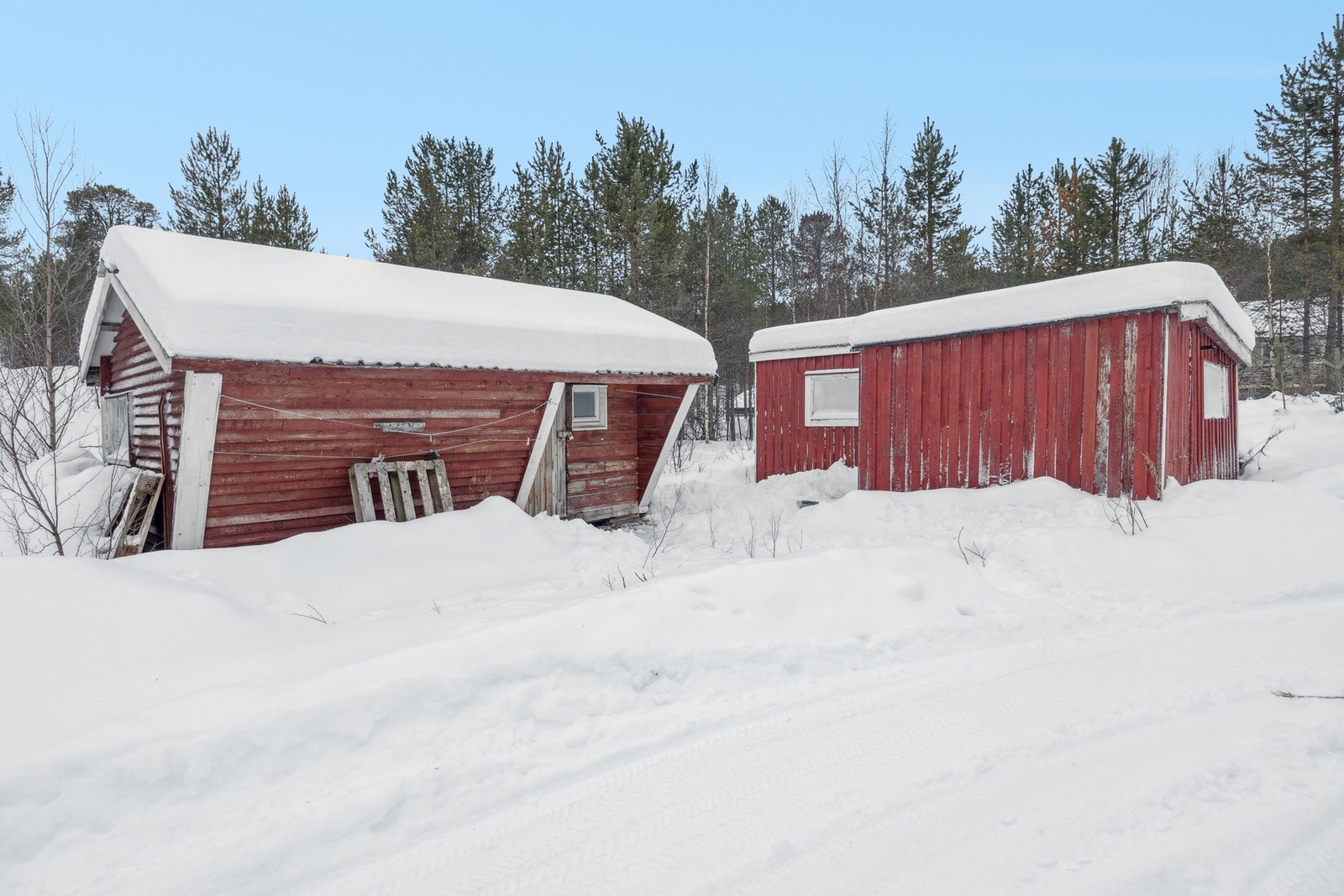På eiendommen finnes også to eldre uthus Galleribilde