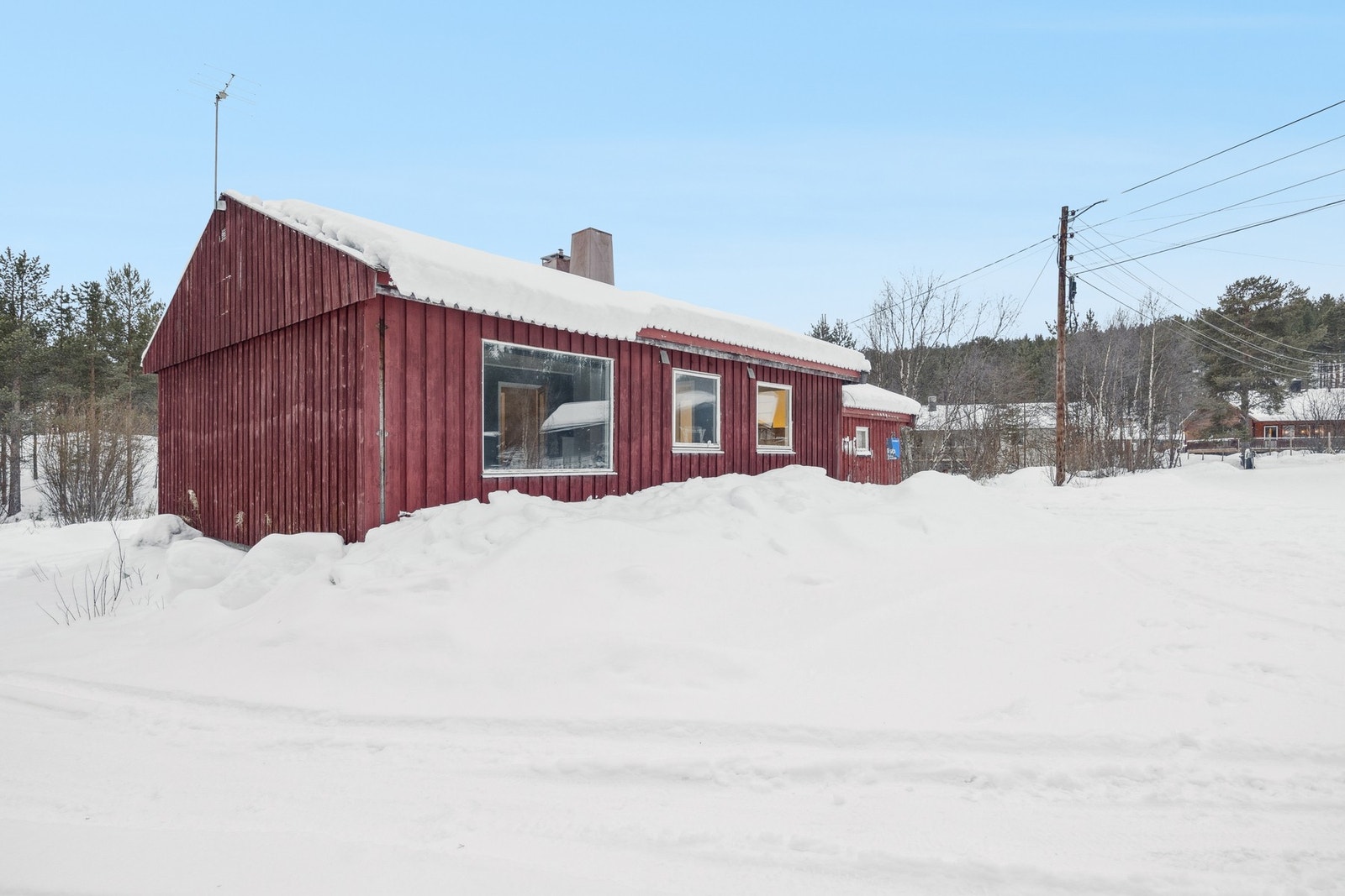 En eldre enebolig over ett plan med rolig og landlig beliggenhet Galleribilde