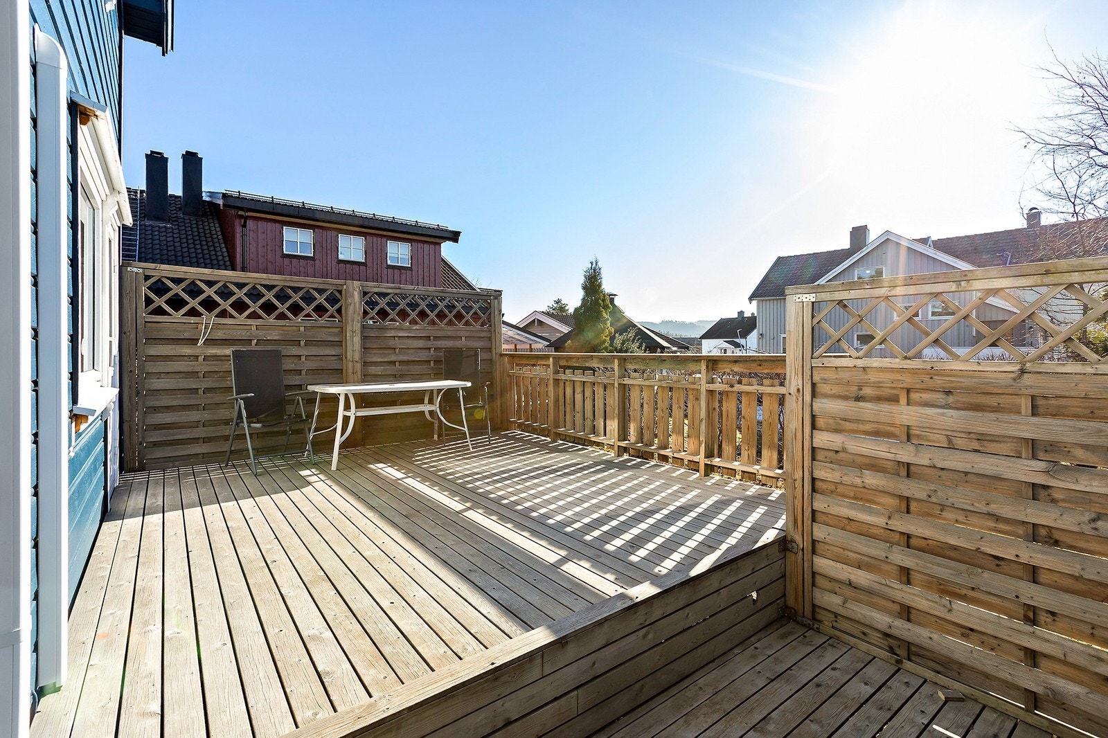 Solrik, sørvendt terrasse med plass til flere sittegrupper og tilgang til hage Galleribilde