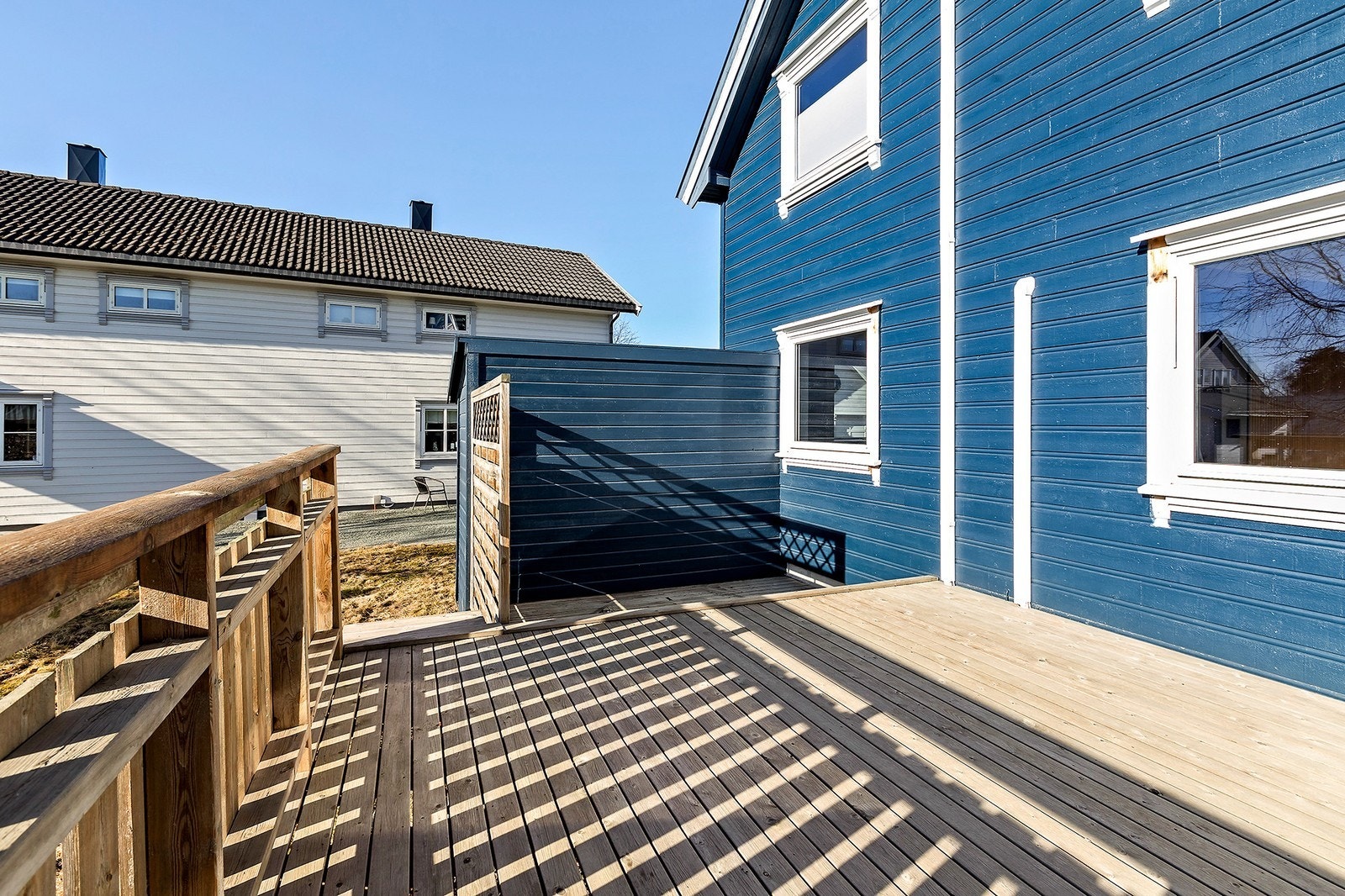 Stor terrasse med opplegg for tilkobling av jacuzzi Galleribilde