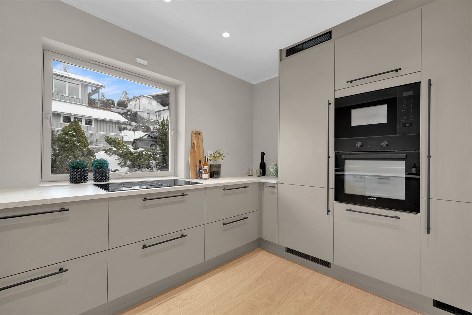 Integrert ovn, mikrobølgeovn og varmeplater med vifte. Galleribilde