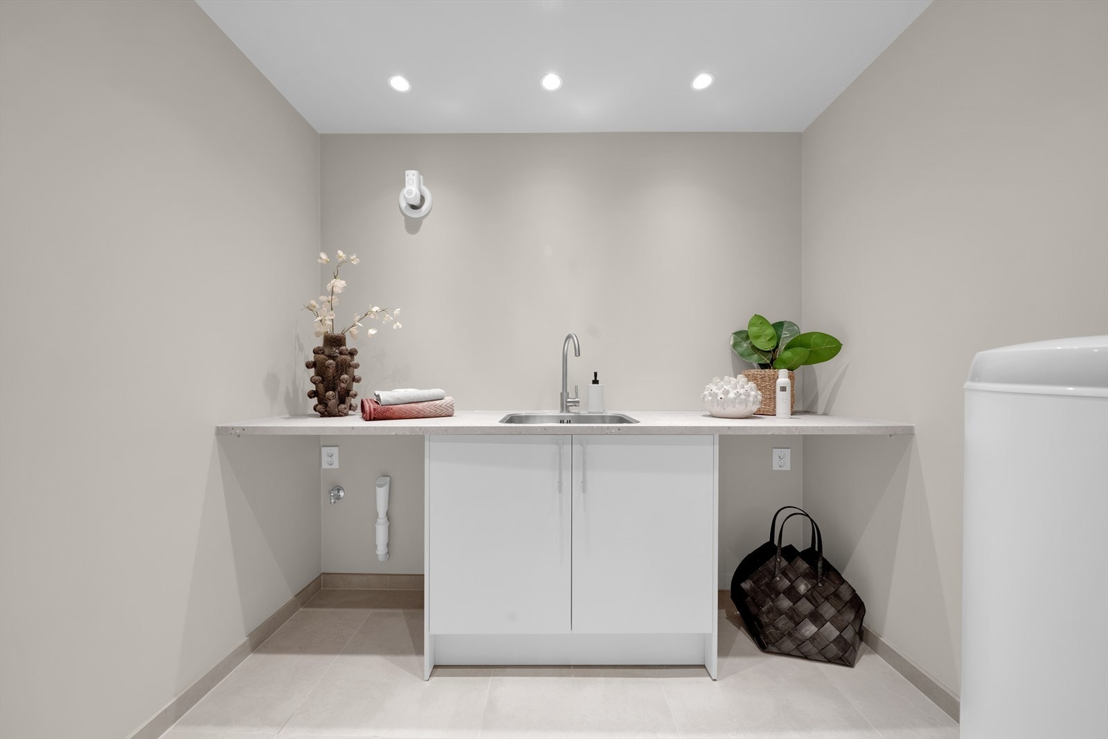 Vaskerom med opplegg for vaskemaskin og tørketrommel Galleribilde