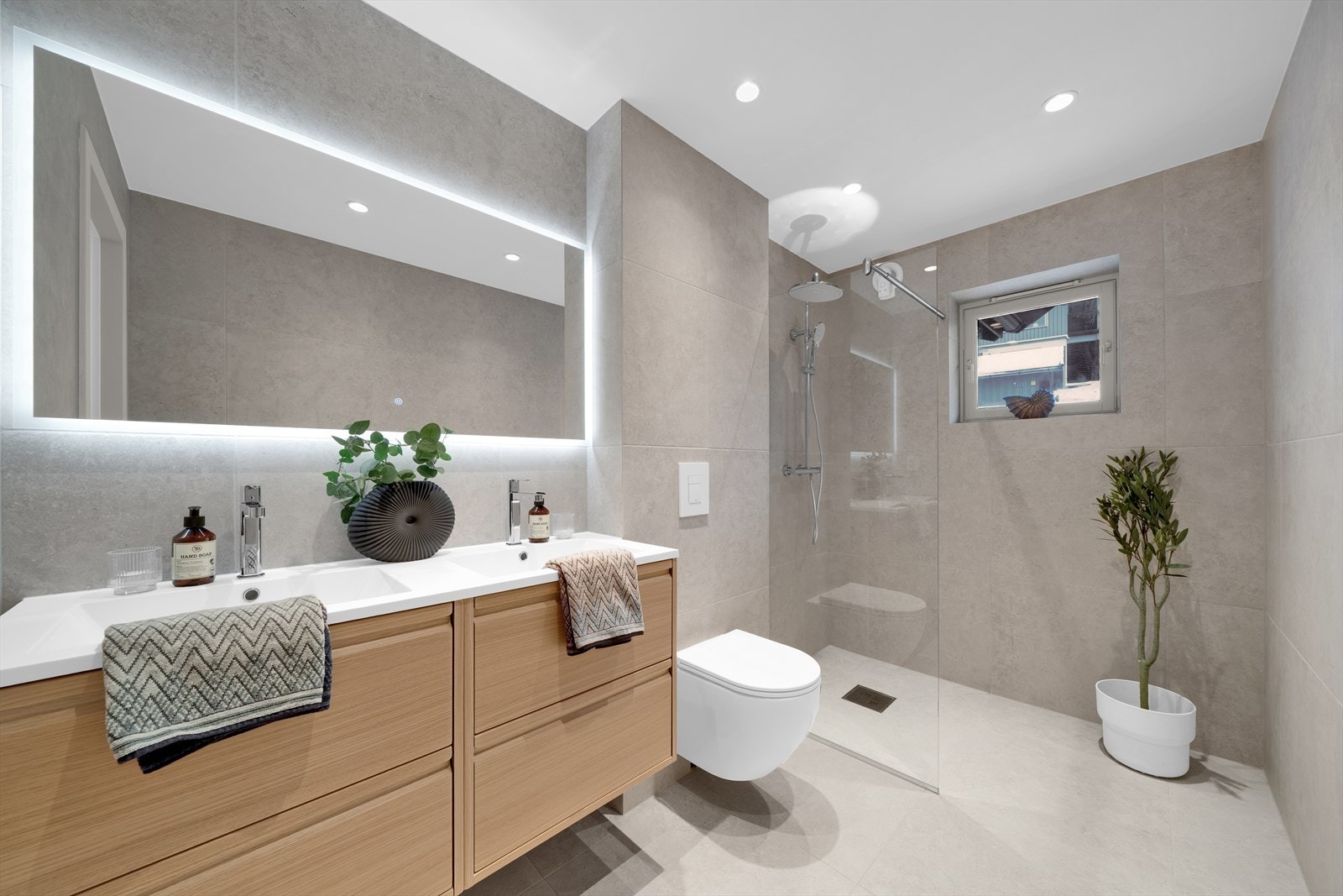 Dobbel servant, vegghengt toalett og dusj Galleribilde