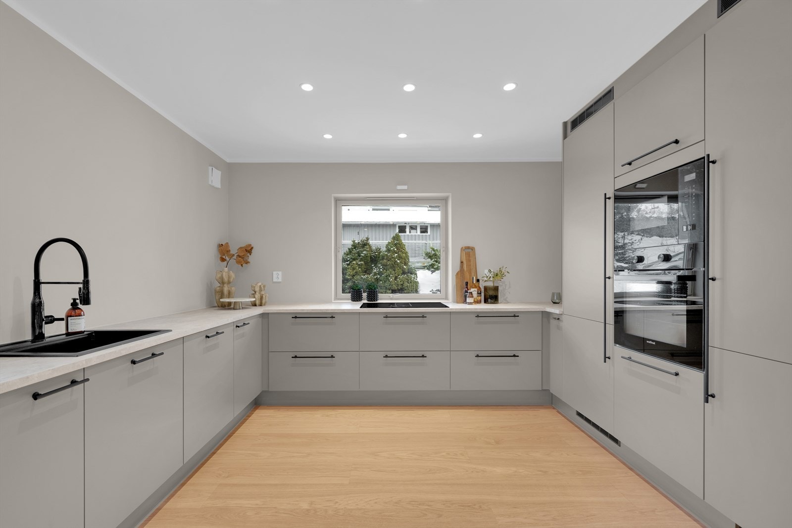 Stort kjøkken med åpen løsning Galleribilde