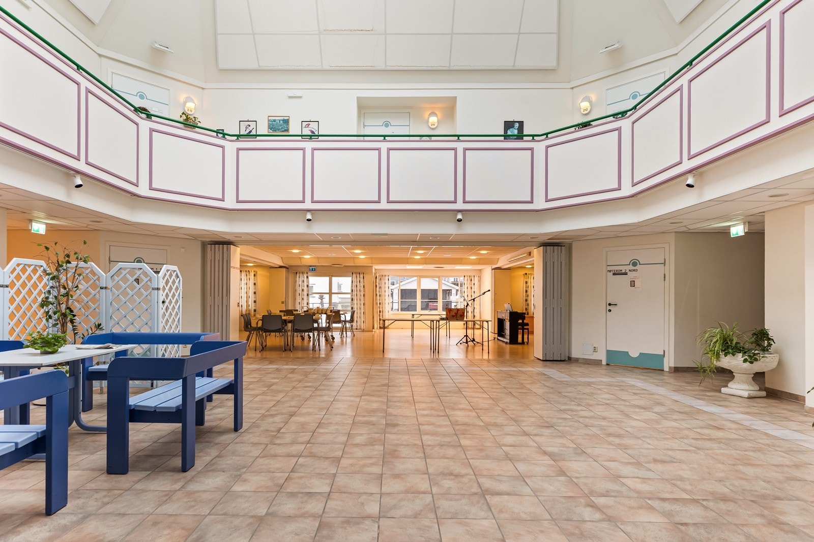 Borettslaget har et stort og innbydende fellesareal i første etasje, som er et hyggelig møtested for beboerne. Galleribilde