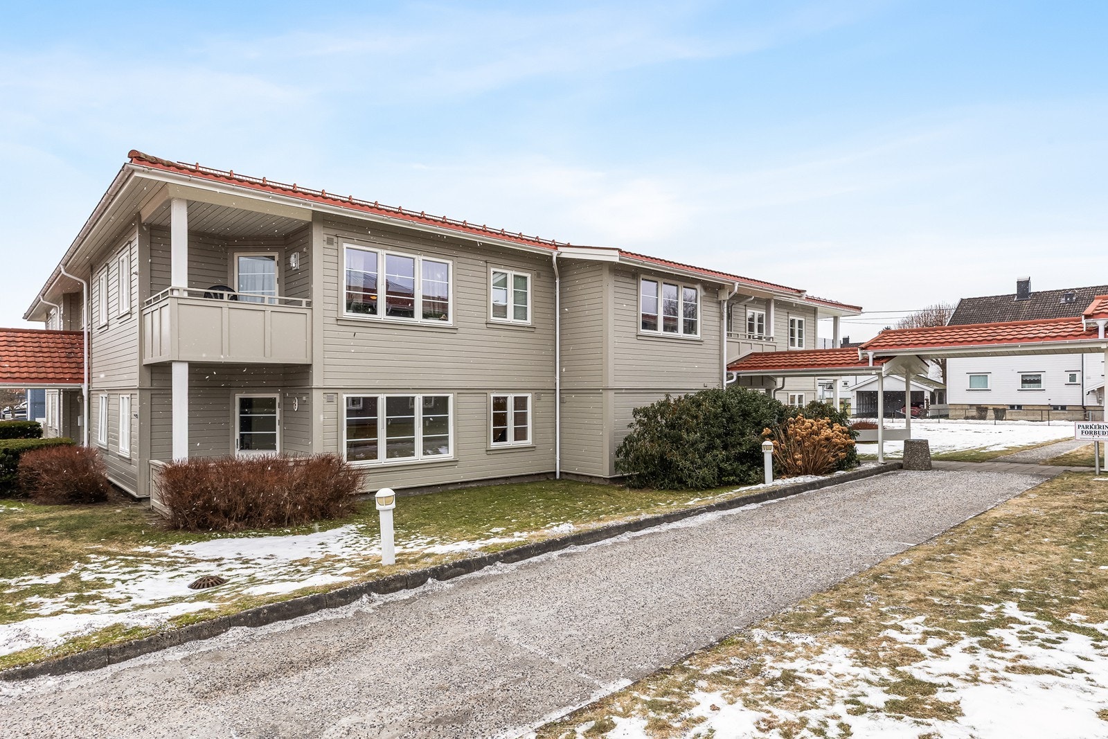 Leiligheten ligger i et leilighetskompleks fra 1993, i det veletablerte Lande Borettslag. Galleribilde