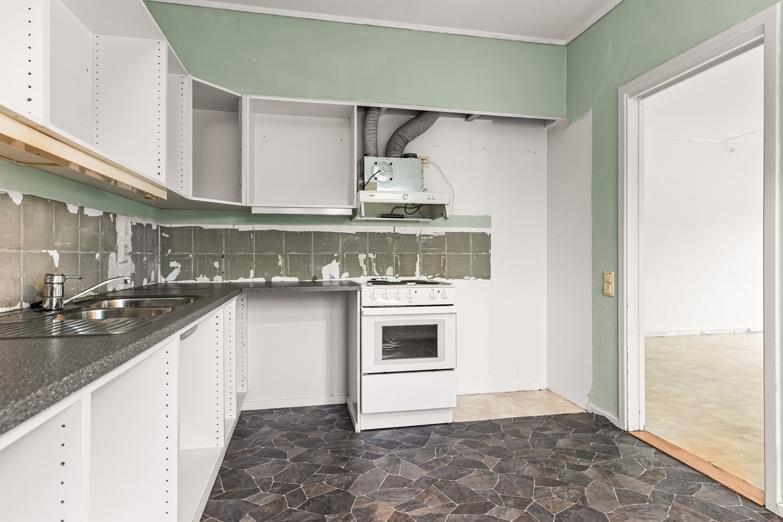 Det er mekanisk avtrekk over komfyrplassen, som er felles med avtrekket fra badet. Galleribilde