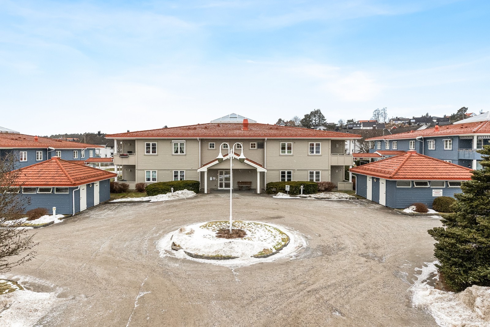 Borettslaget har pent opparbeidede fellesarealer med grøntområder og asfalterte gangveier. Galleribilde