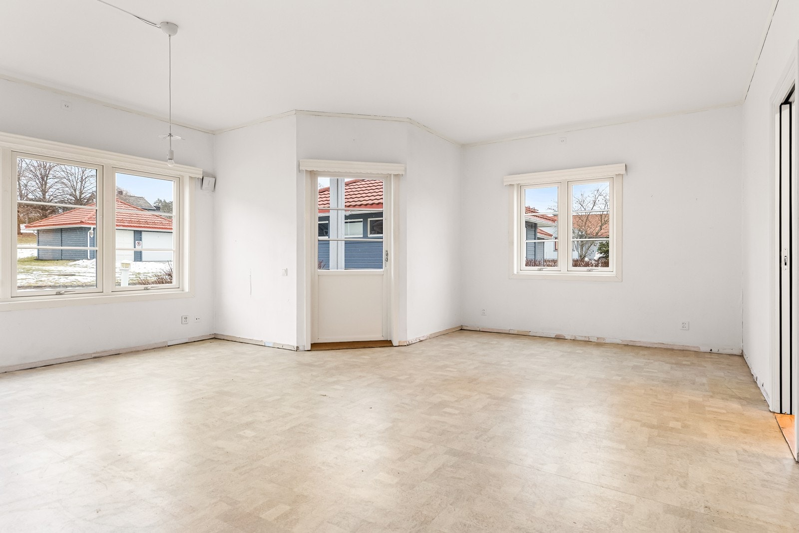 Vinduene i stuen ble skiftet i 2013, noe som bidrar til gode lysforhold og energieffektivitet. Galleribilde