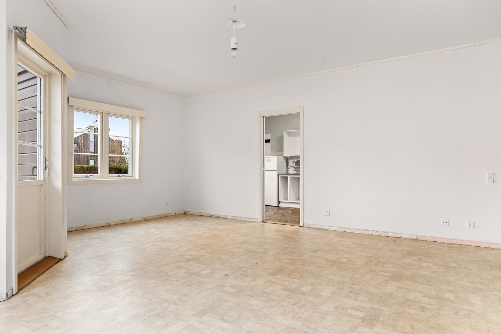 En finert skyvedør i pocketkarm gir en arealeffektiv og fleksibel overgang mellom stue og kjøkken. Galleribilde